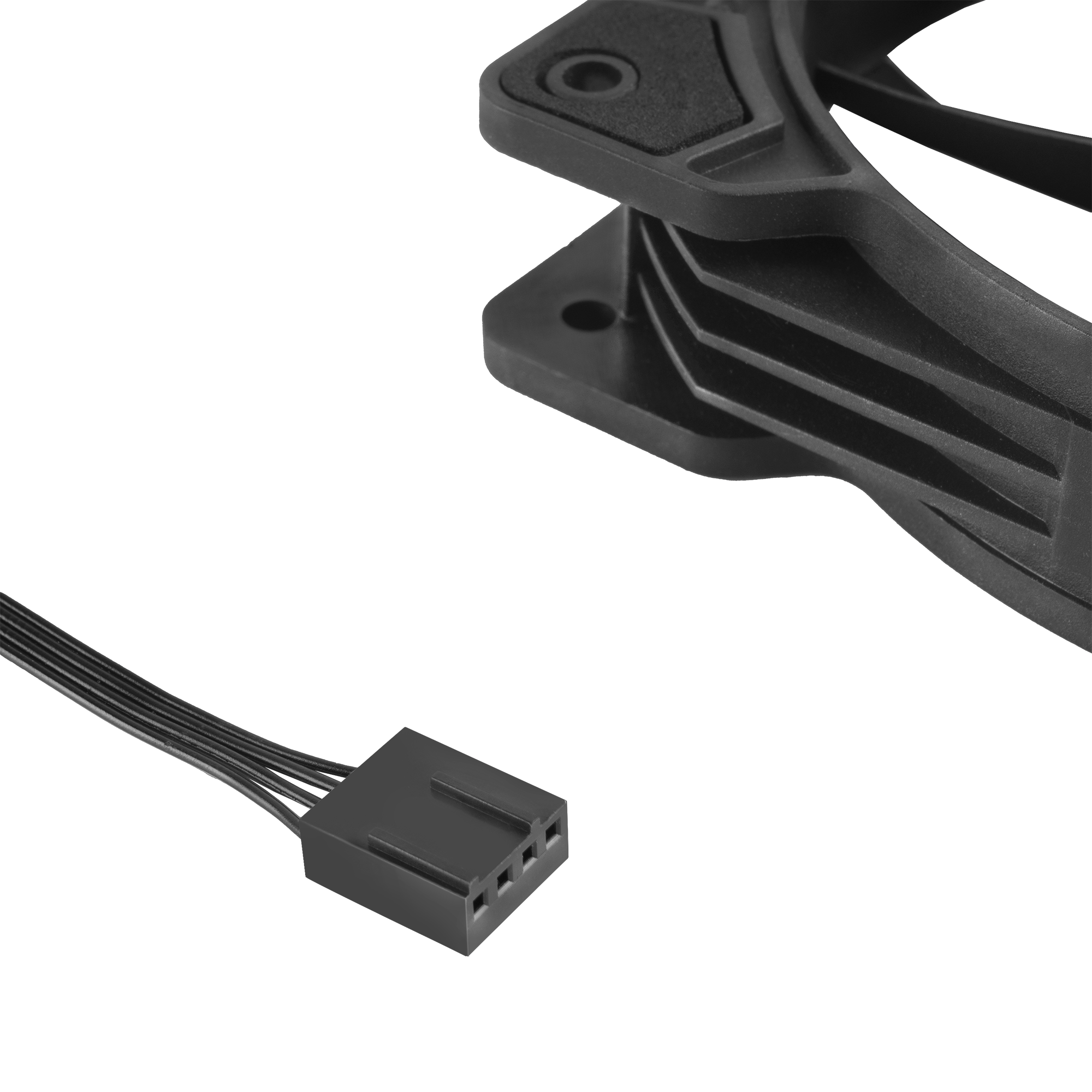 Zbliżenie czarnego wentylatora z kablem złącza rozciągającym się w lewo.