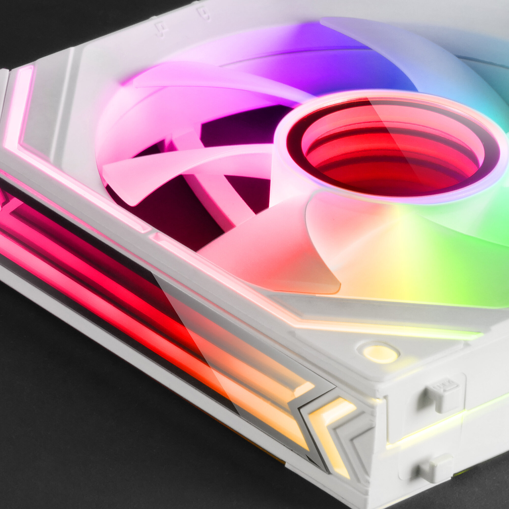 Ein weißer Computerlüfter mit bunten LED-Lichtern, der Lüfter befindet sich auf einer schwarzen Oberfläche.