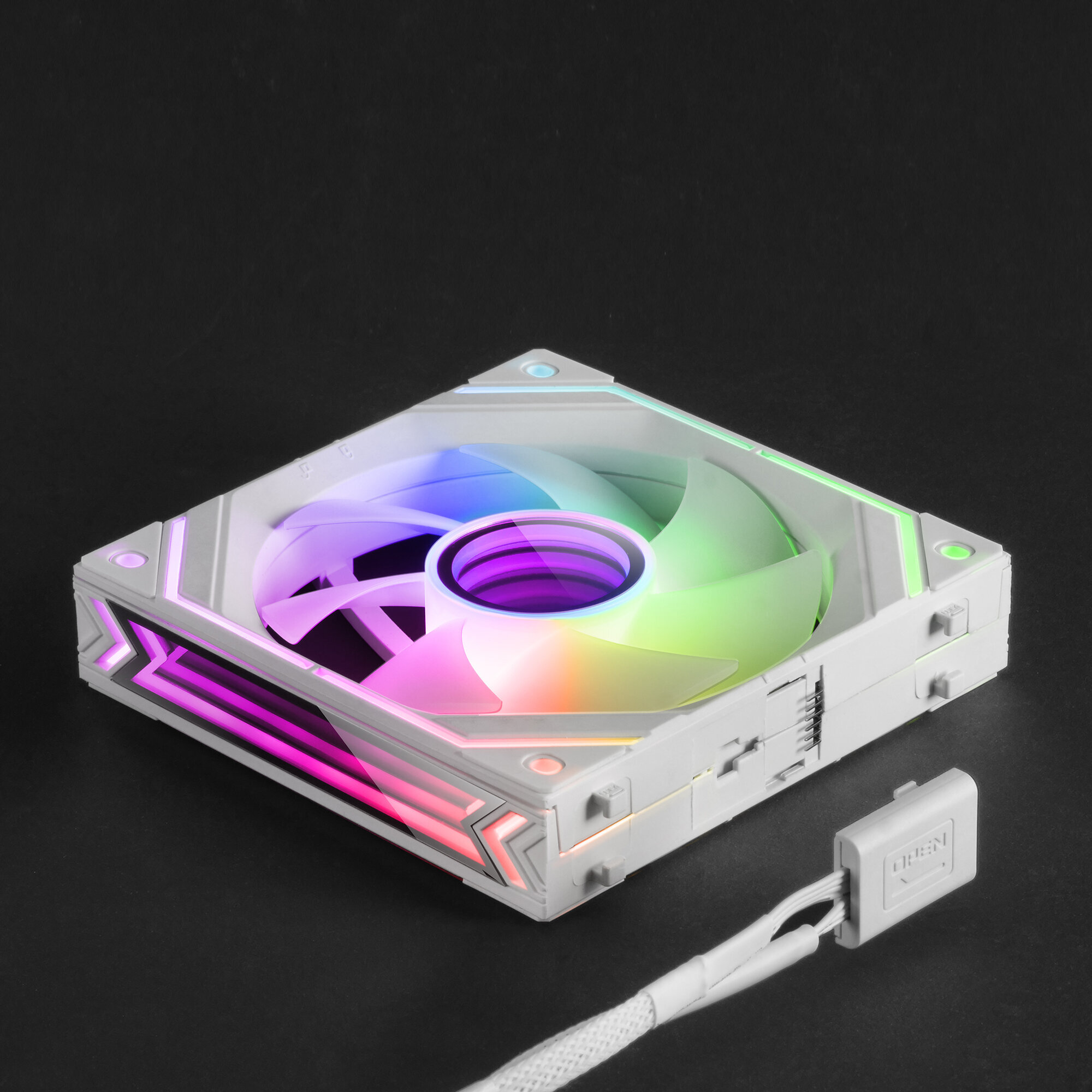Ein weißer PC-Lüfter mit bunten RGB-Lichtern und einem daran angeschlossenen Kabel.