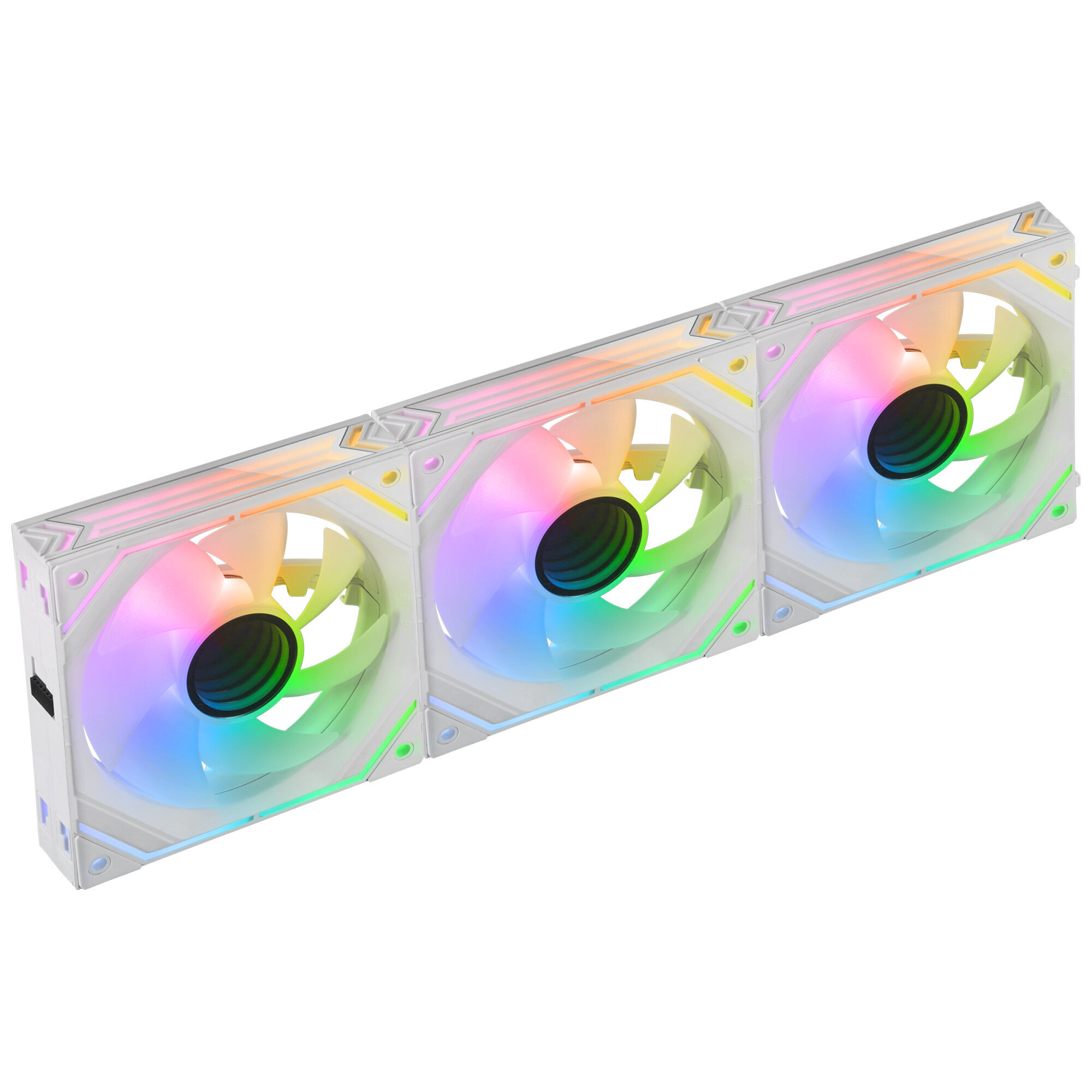 Drei weiße Computerlüfter mit RGB-Beleuchtung. Angeschnittene Ansicht, bunte Lichter.