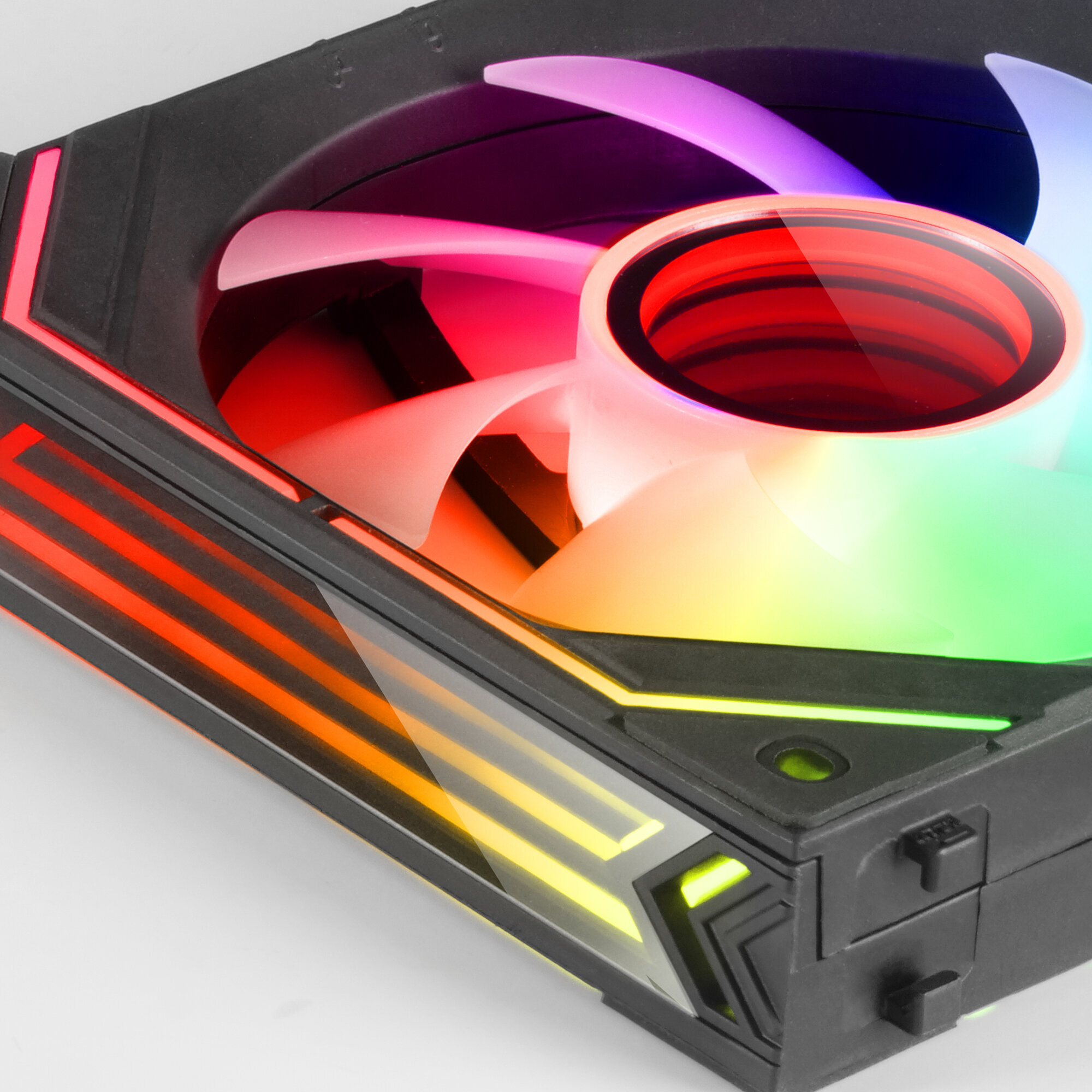 Ventola per computer RGB, con pale illuminate all'interno di una cornice nera, su superficie bianca.