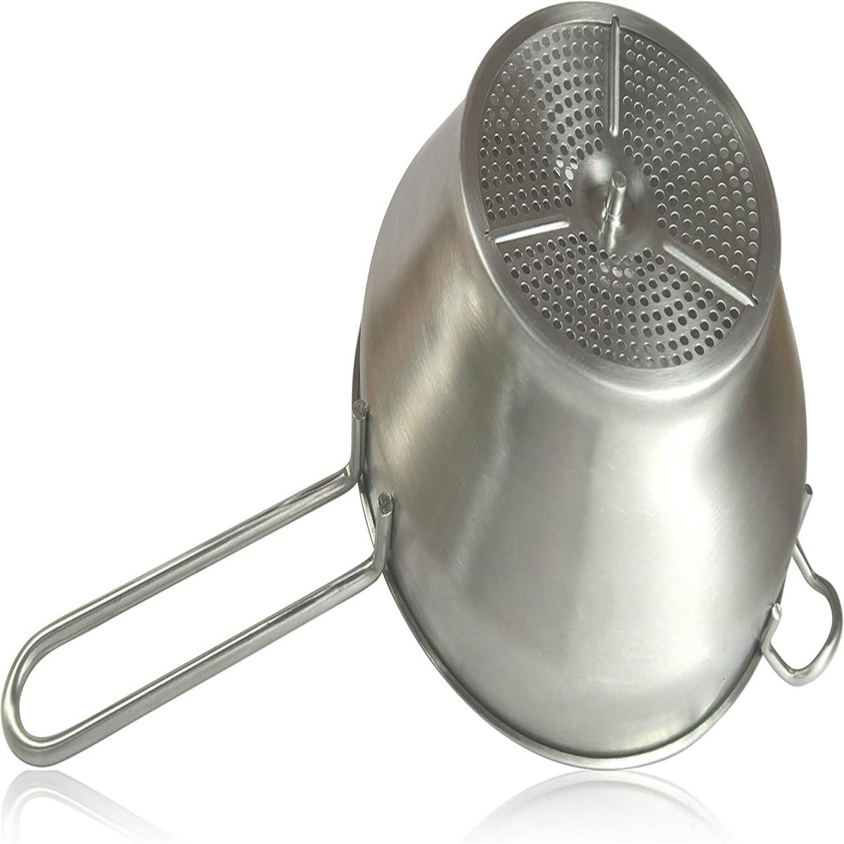 Umgedrehter Metall-Sieb mit Griff. Weißer Hintergrund.