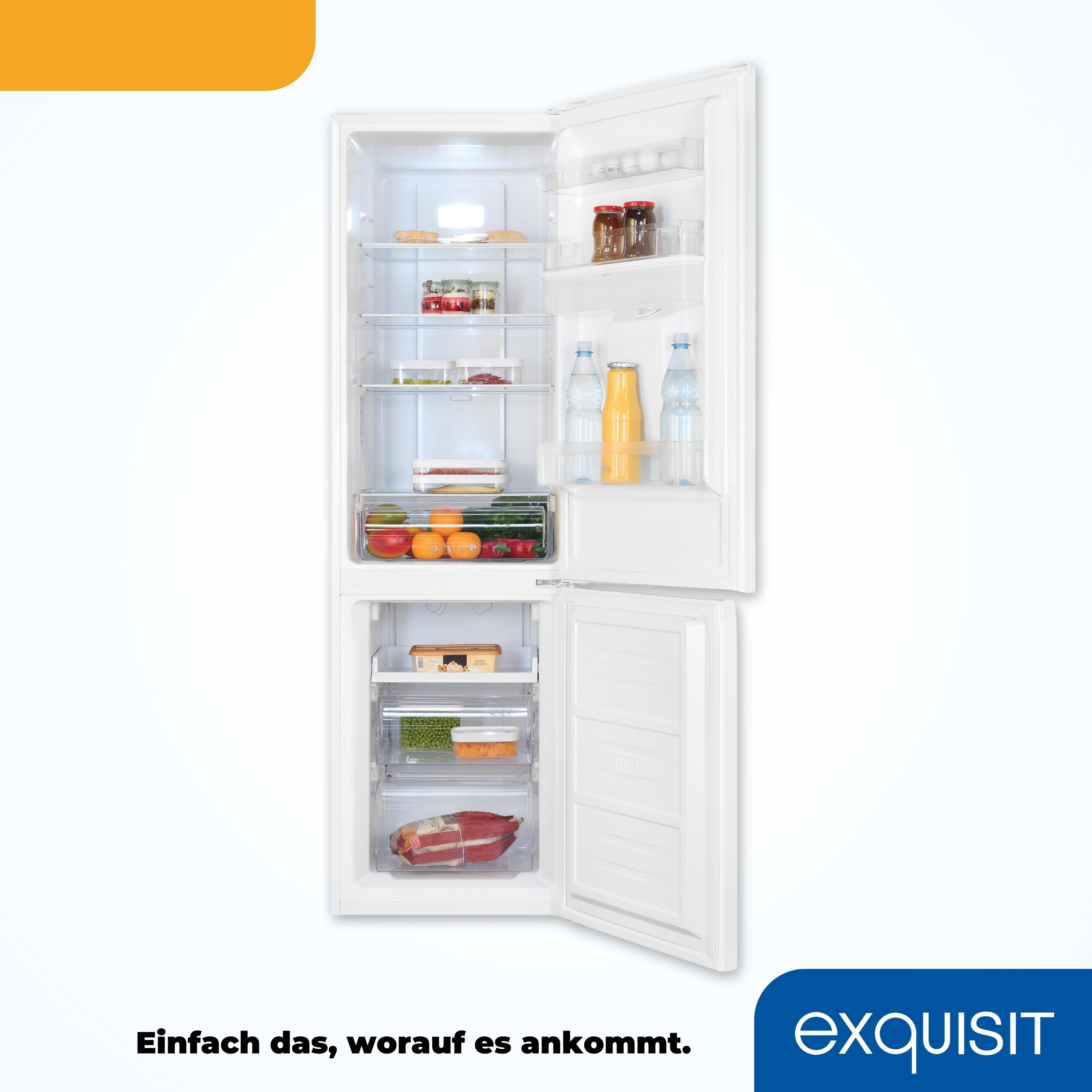 Refrigerador blanco con puertas abiertas. Estantes con comida y bebidas dentro. Abajo, congelador.