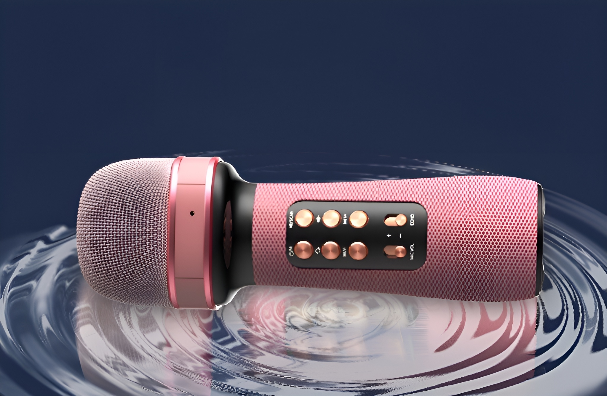 Ein pinkfarbenes Mikrofon mit roségoldenen Akzenten liegt auf einem wirbelnden blauen Hintergrund mit wasserähnlichen Reflexionen.
