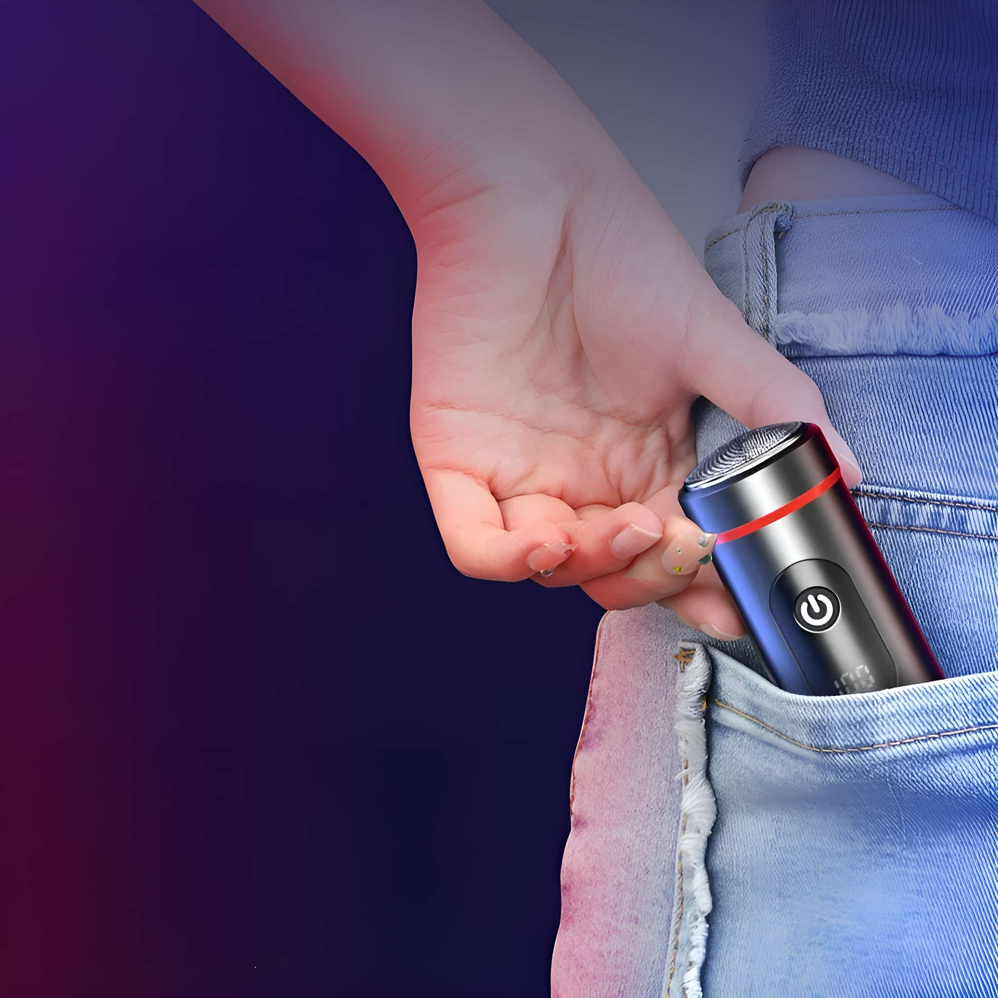 Hand in der Tasche, die einen schwarzen und roten Elektrorasierer hält.