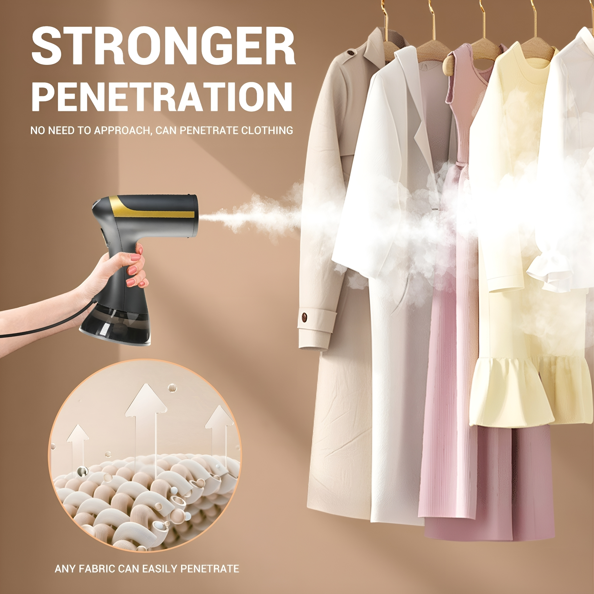 Eine Person benutzt einen Steamer für hängende Kleidung. Der Dampf steigt auf. Beiger Hintergrund.