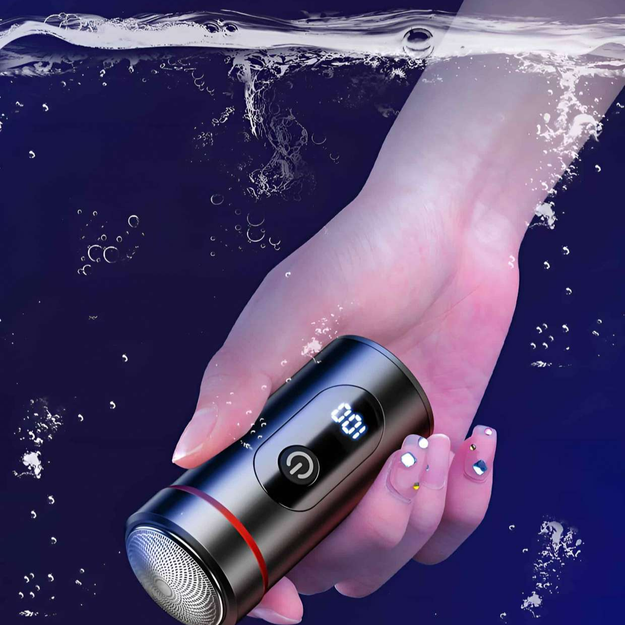 Eine Hand, die einen schwarzen Rasierer unter Wasser hält. Die Anzeige zeigt '00'.