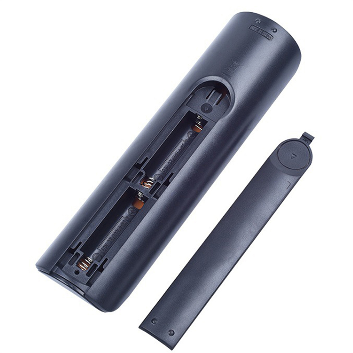 Schwarze TV-Fernbedienung mit geöffnetem Batteriefach, Batterien sichtbar. Weißer Hintergrund.