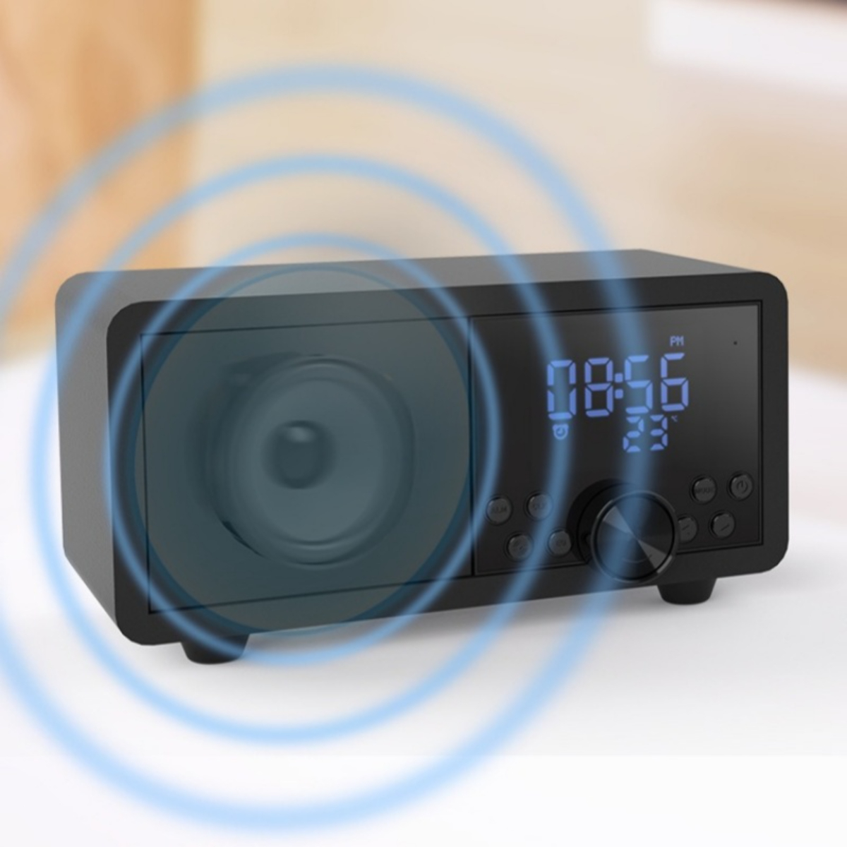 Ein schwarzes digitales Radiowecker mit blauem Display und Schallwellenringen darum.