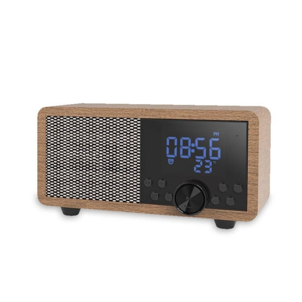 Ein hölzerner Radiowecker mit Digitalanzeige, die die Uhrzeit anzeigt. Weißer Hintergrund.