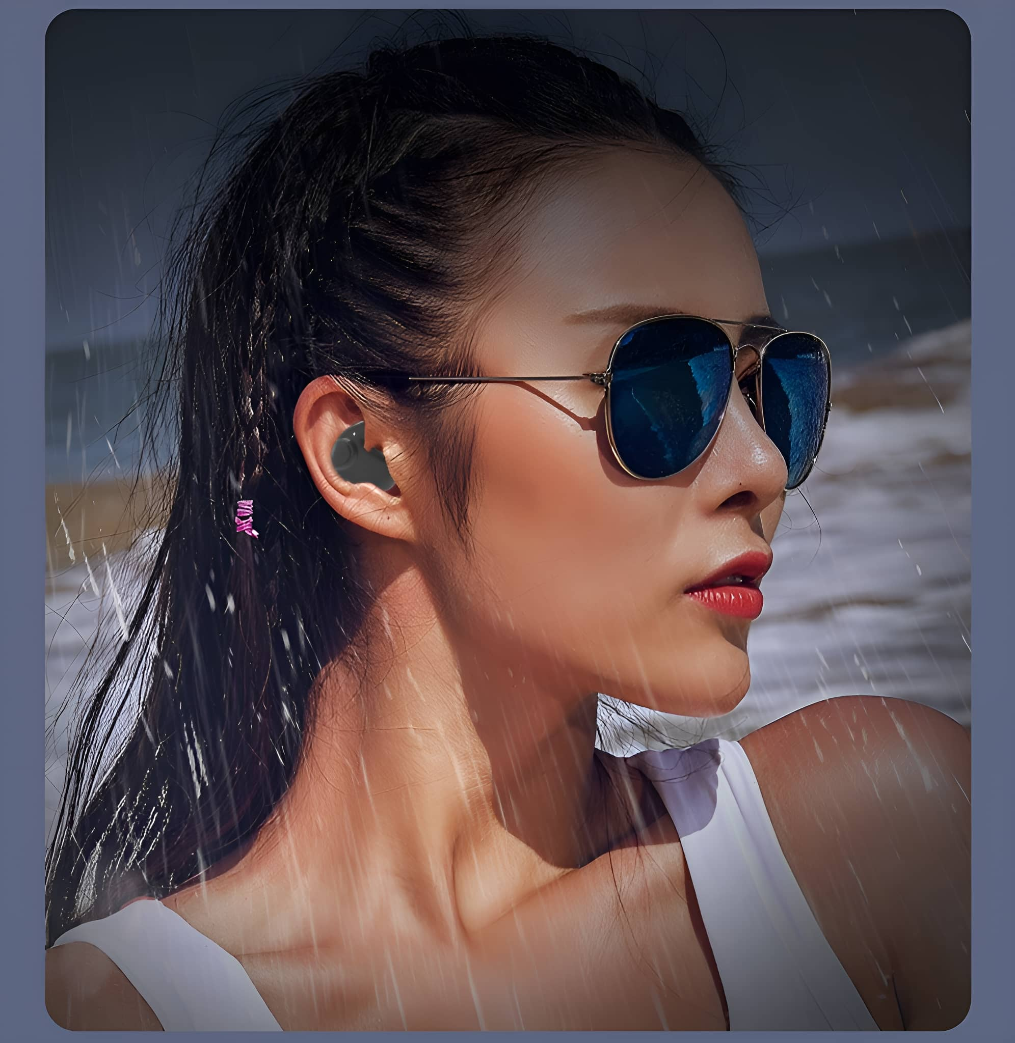 Eine Frau mit Sonnenbrille und Ohrhörern im Regen. Sie hat dunkles Haar und ein weißes Oberteil.