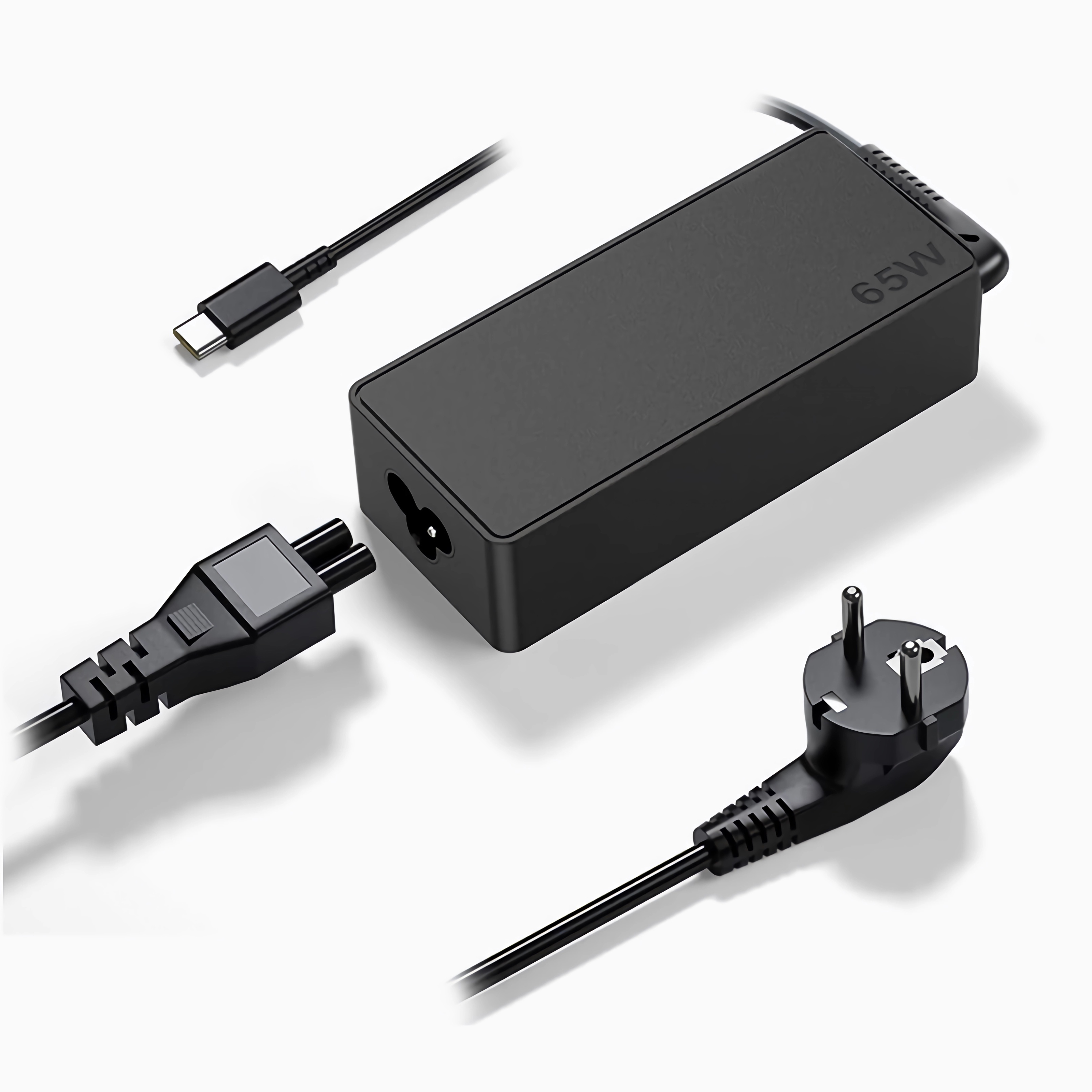 Schwarzes Laptop-Ladegerät mit mehreren Steckern und einem USB-C-Kabel auf weißem Hintergrund.