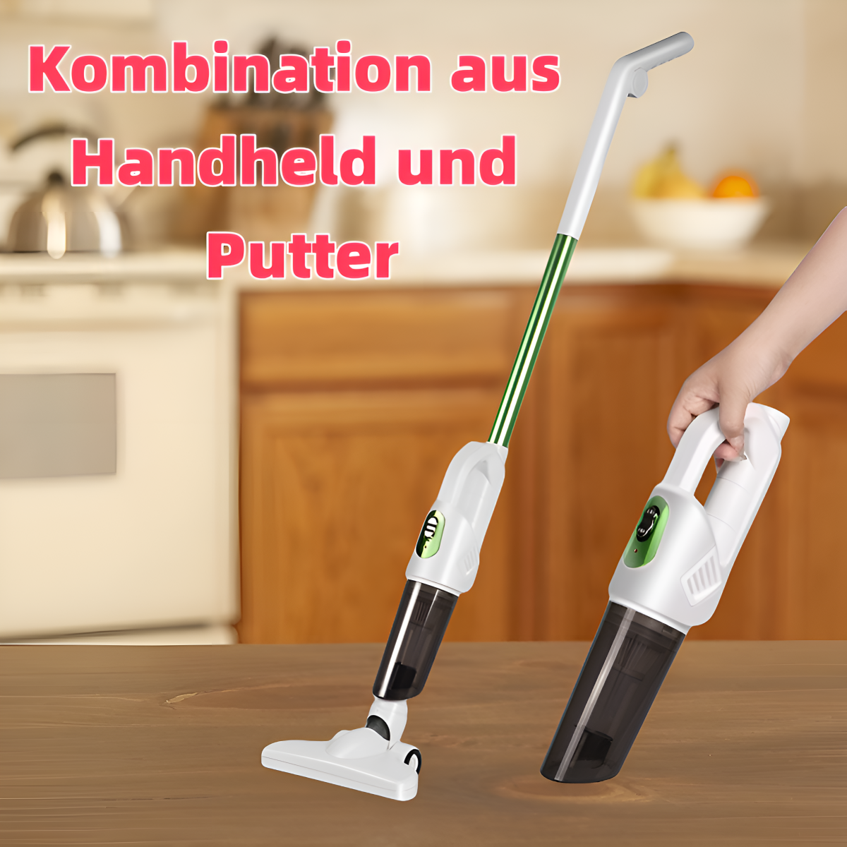 Hand- und Putter-Staubsauger auf einem Holztisch. Eine Hand hält das Putter-Teil, im Hintergrund eine Küche.