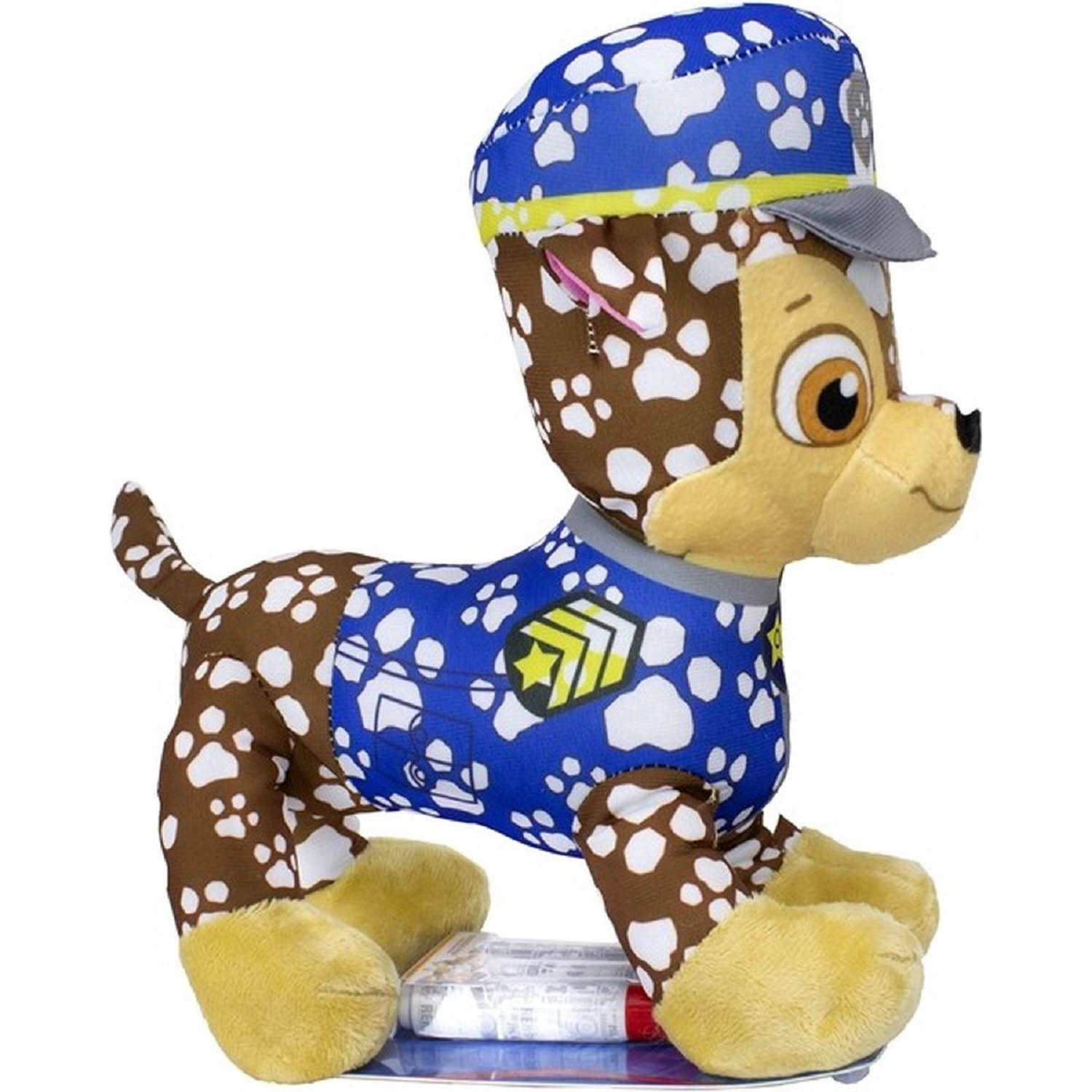 Chase, das Paw Patrol-Plüschtier, steht auf einem Sockel. Er trägt eine blaue Uniform mit weißen Flecken.