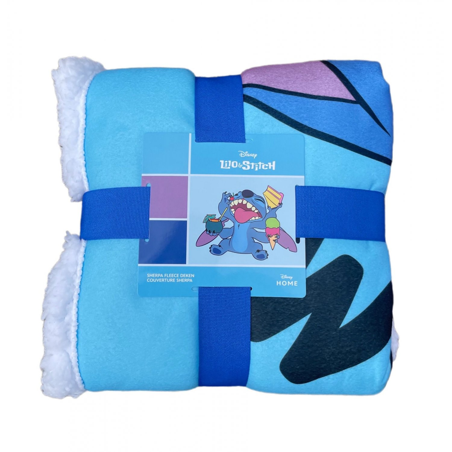 Eine blaue Lilo & Stitch Decke, gefaltet und mit einem blauen Band gebunden, auf weißem Grund.