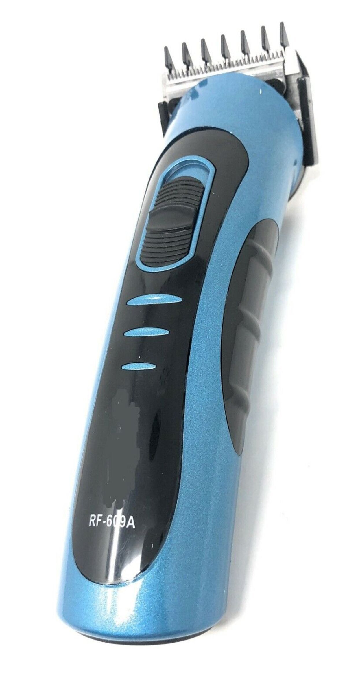 Ein blau-schwarzer Haarschneider auf weißem Hintergrund.
