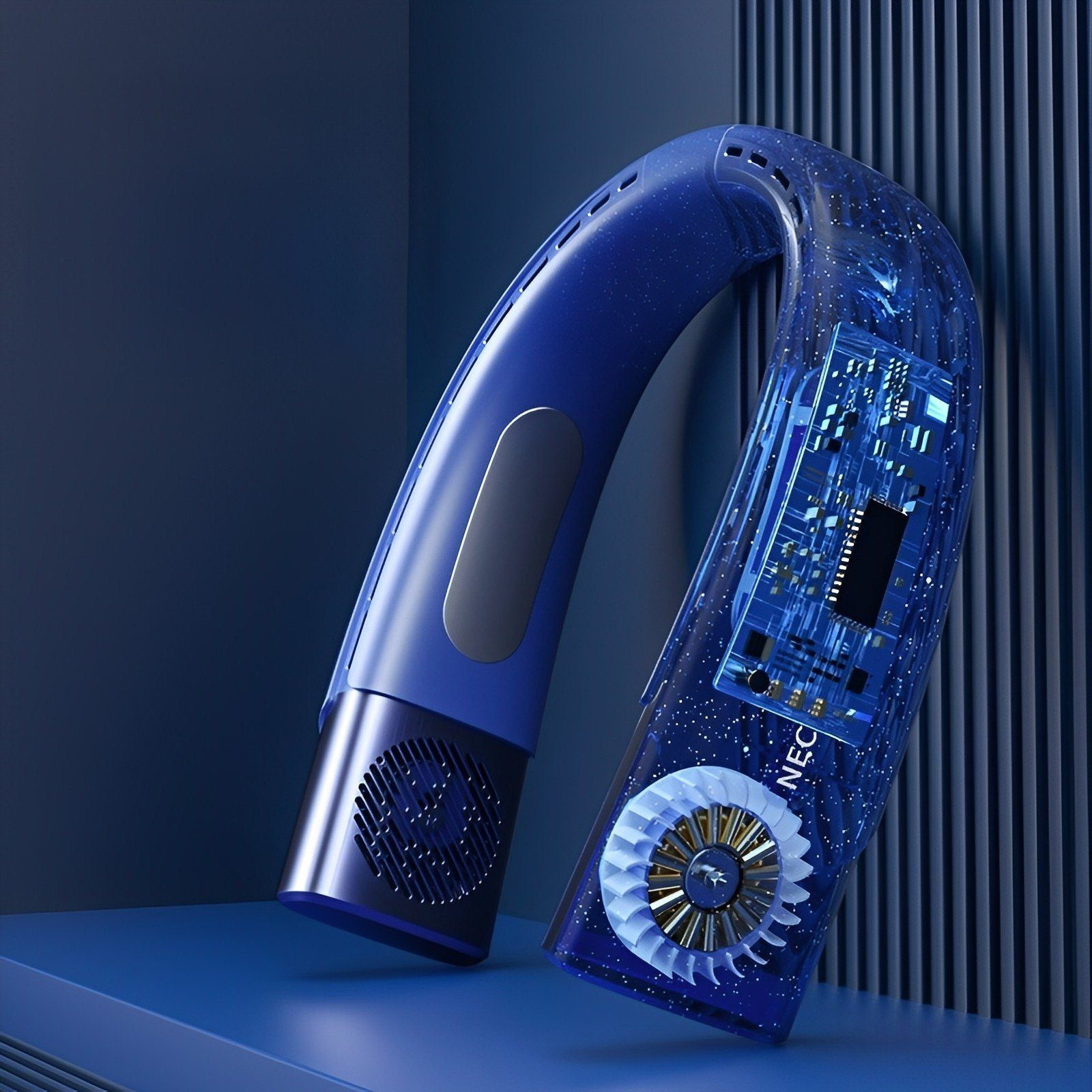 Ein blauer und klarer Nackenventilator. Er hat einen Ventilator und einen transparenten Bereich mit Platine.