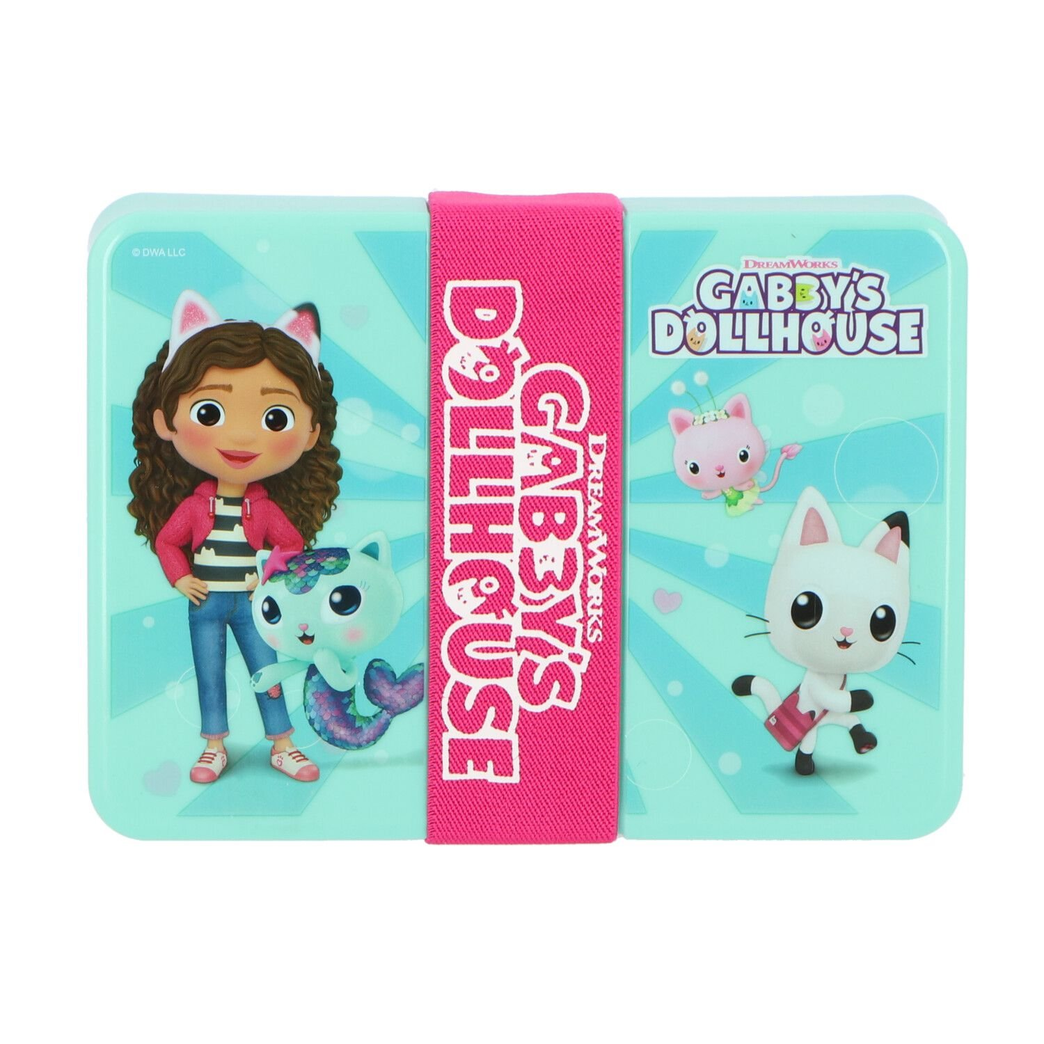 Een Gabby's Dollhouse lunchbox met tekenfilmfiguren, vastgehouden door een roze band, op een witte achtergrond.