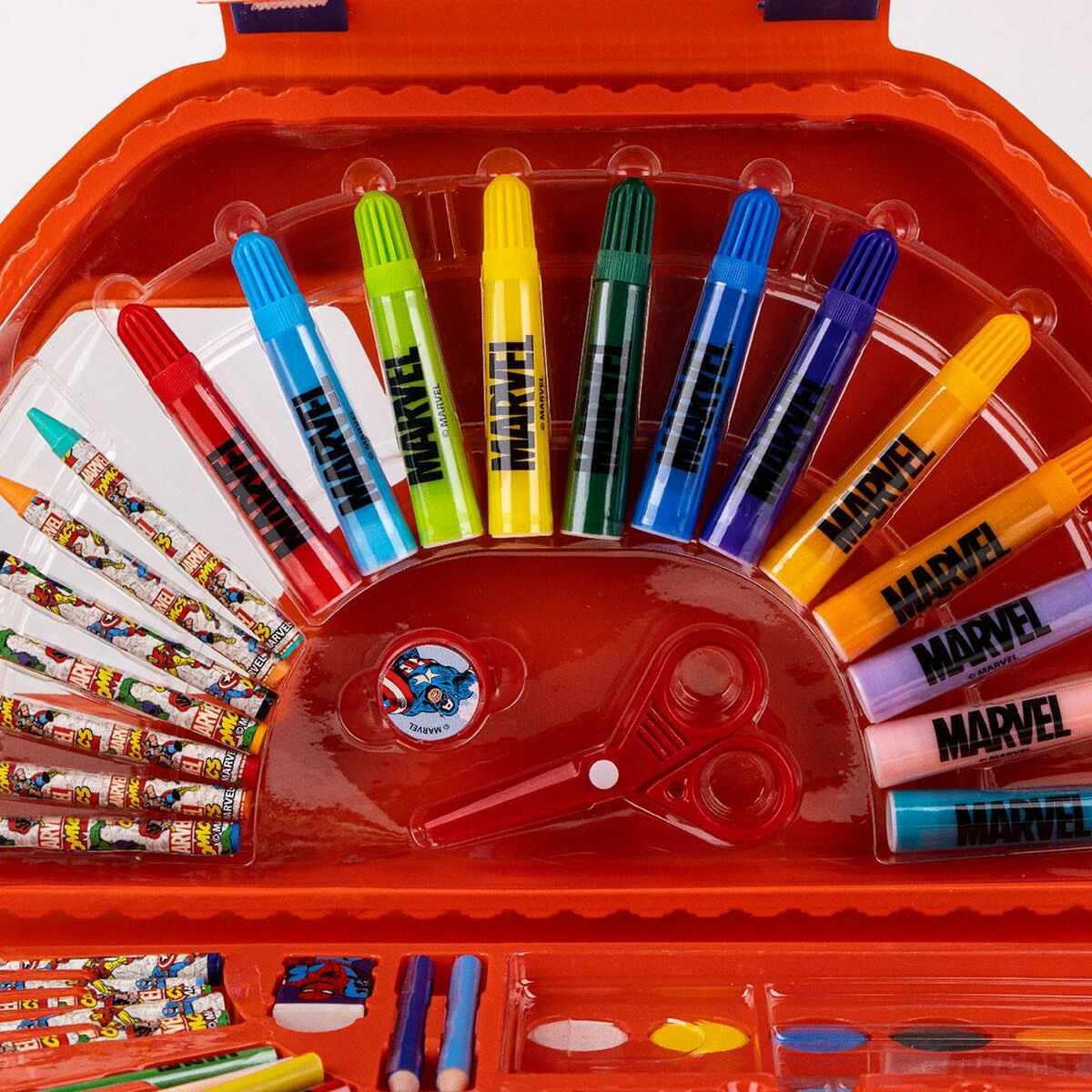 Rotes Kunstset-Etui mit farbigen Markern, Bleistiften, Scheren und anderem Zubehör.