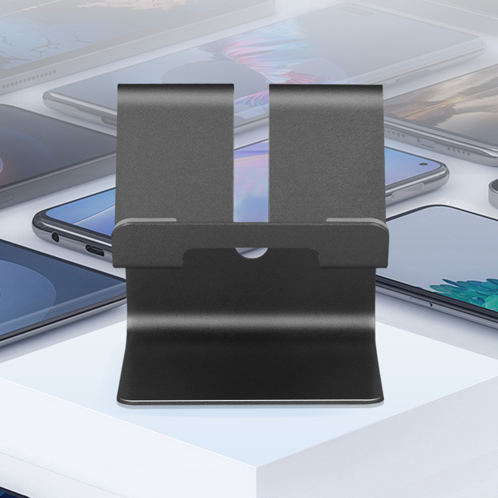 Un support de téléphone noir sur fond blanc. Plusieurs téléphones en arrière-plan.