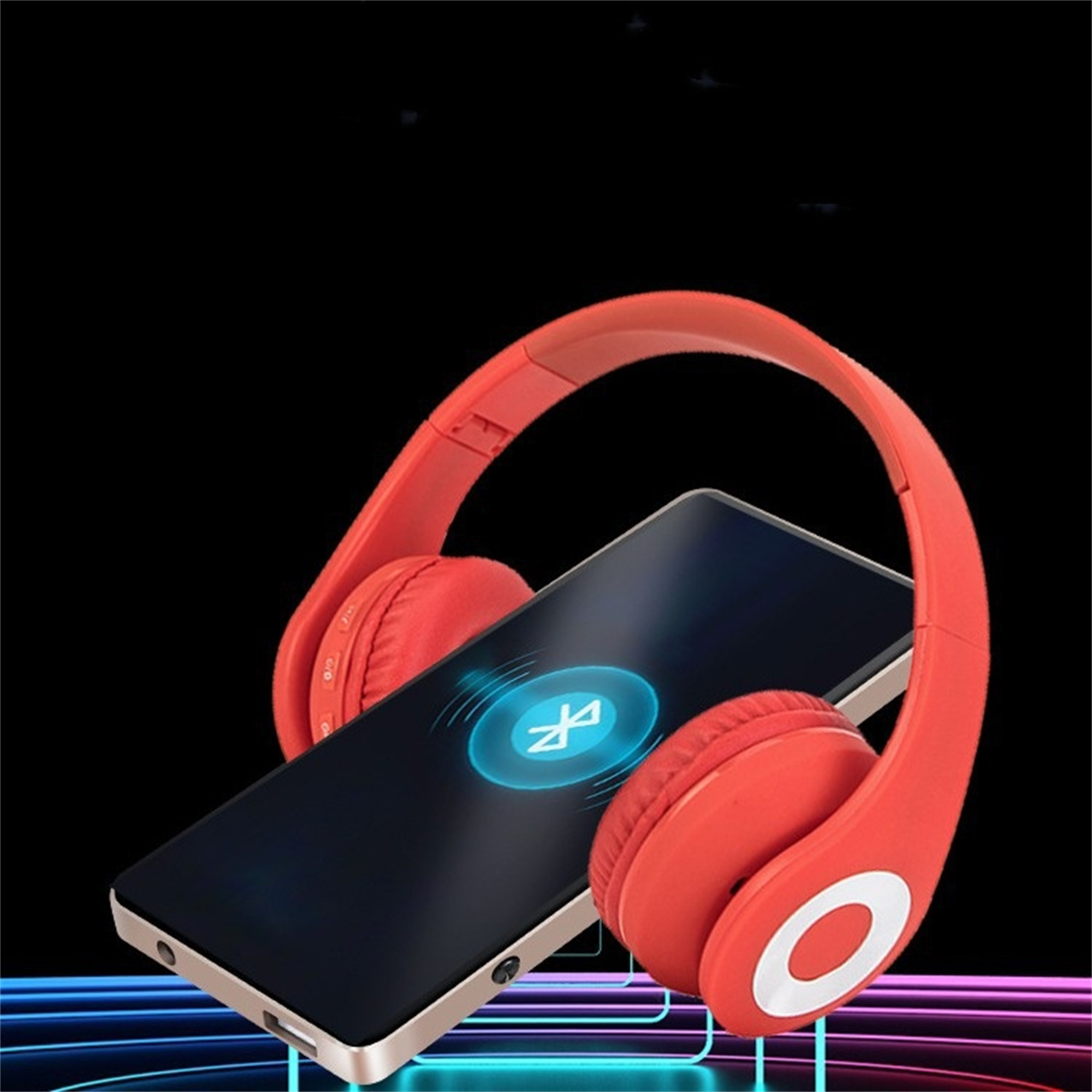 Rote Kopfhörer und ein Smartphone mit Bluetooth-Symbol auf schwarzem Hintergrund.
