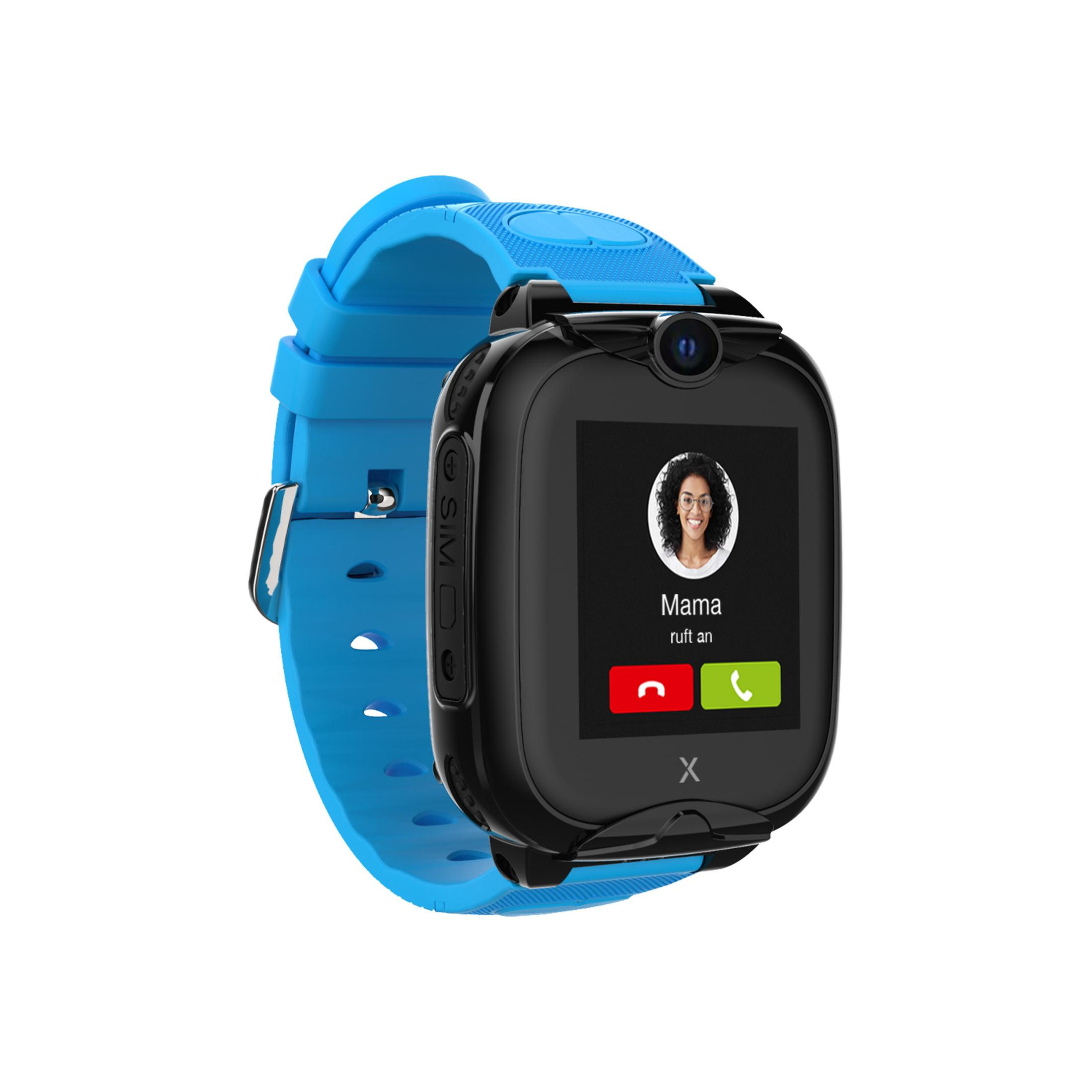 Smartwatch mit blauem Armband, das einen Anruf von 'Mama' anzeigt. Schwarzer Bildschirm und Gehäuse.