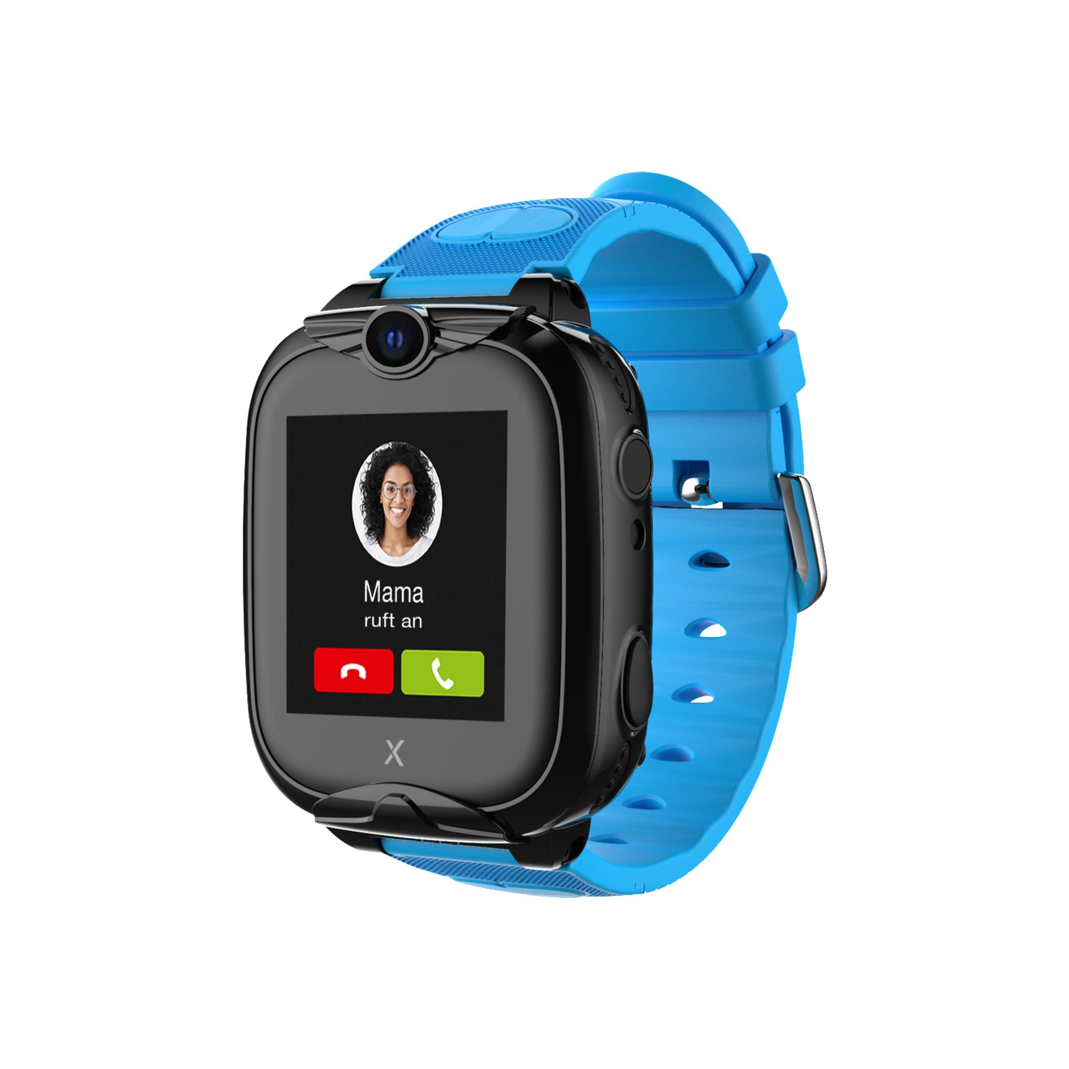 Smartwatch mit schwarzem Bildschirm, der einen Anruf von „Mama“ zeigt. Blaues Armband.