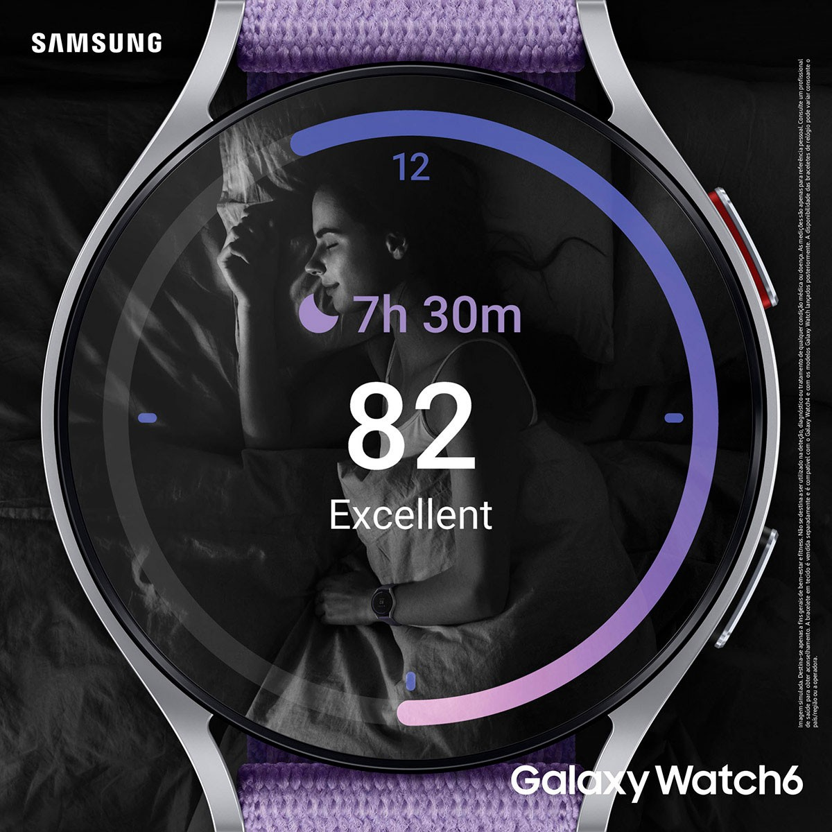 Un Samsung Galaxy Watch con correa morada. La esfera muestra datos de sueño y una excelente puntuación de sueño.