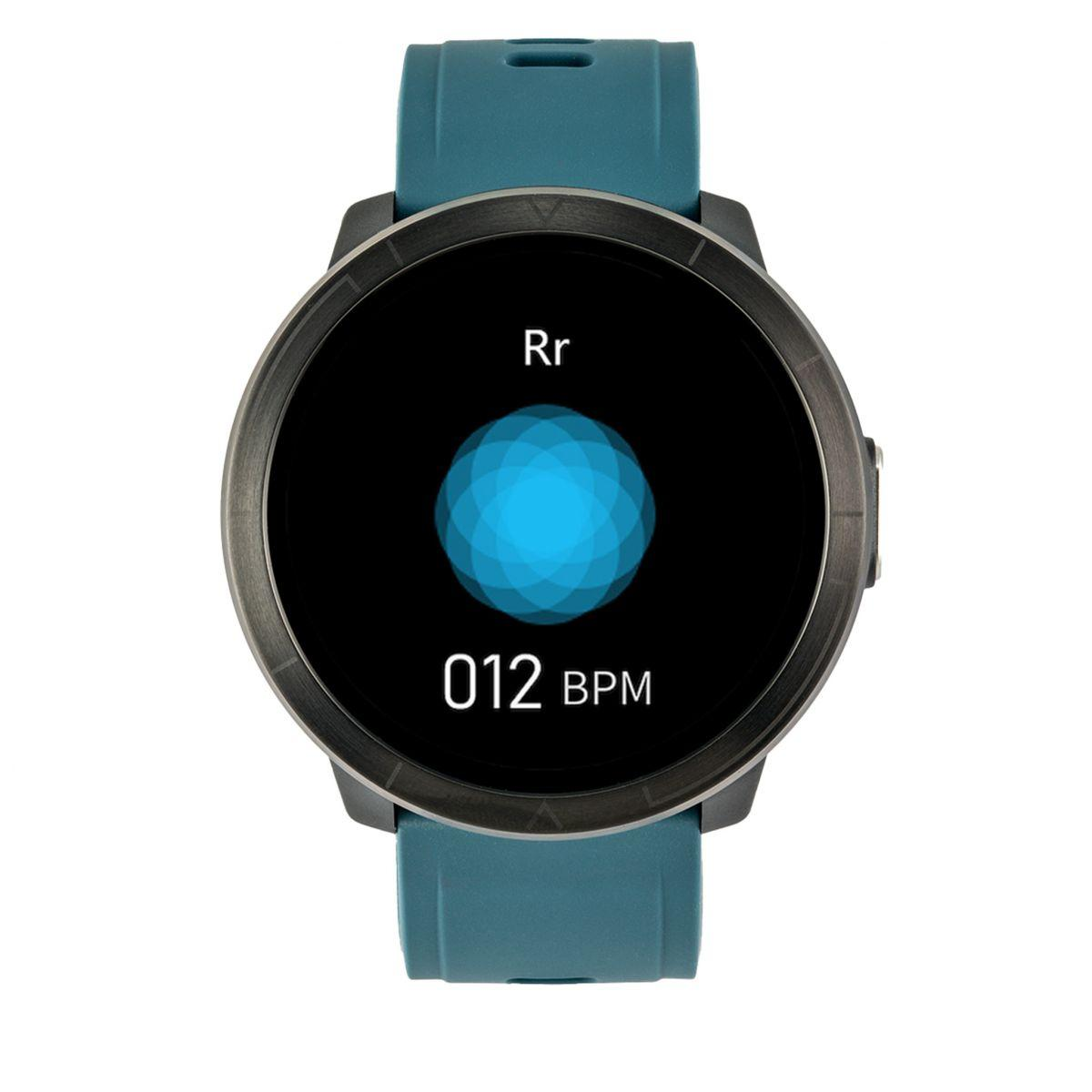 Smartwatch z niebieskim paskiem. Ekran wyświetla czarne tło z niebieskim i białym kształtem.