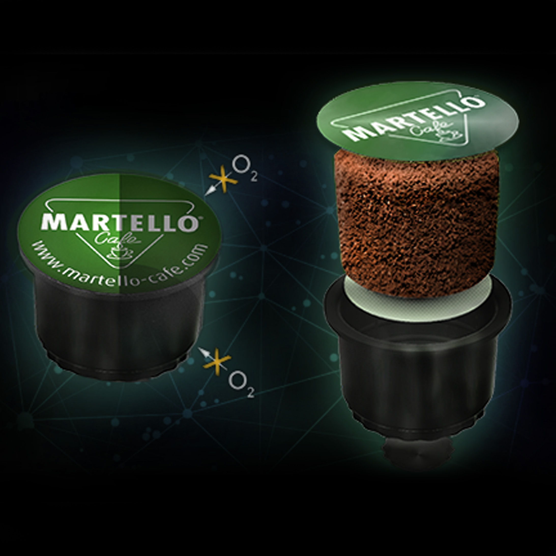 Zwei Martello-Kaffeekapseln, eine offen. Die offene Kapsel zeigt Kaffeepulver. Text: Martello Cafe. Hintergrund: schwarzer Farbverlauf.