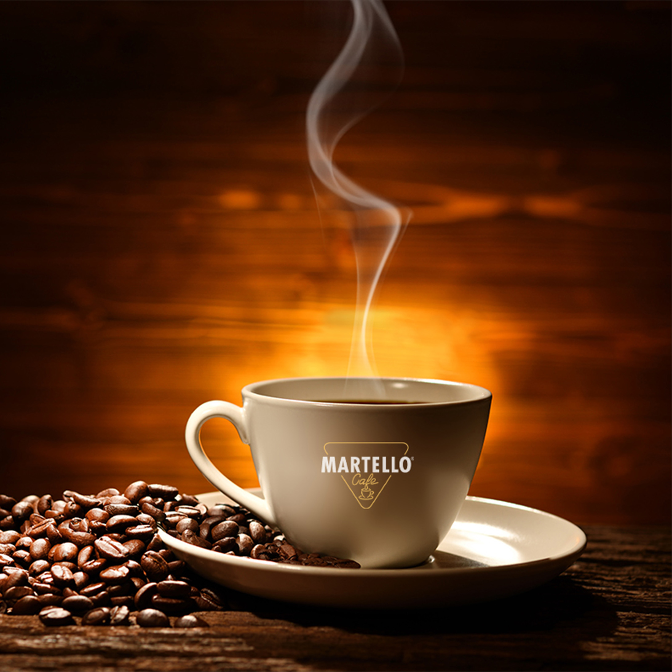 Dampfende Tasse Kaffee auf Untertasse, umgeben von Kaffeebohnen, vor Holzgrund.