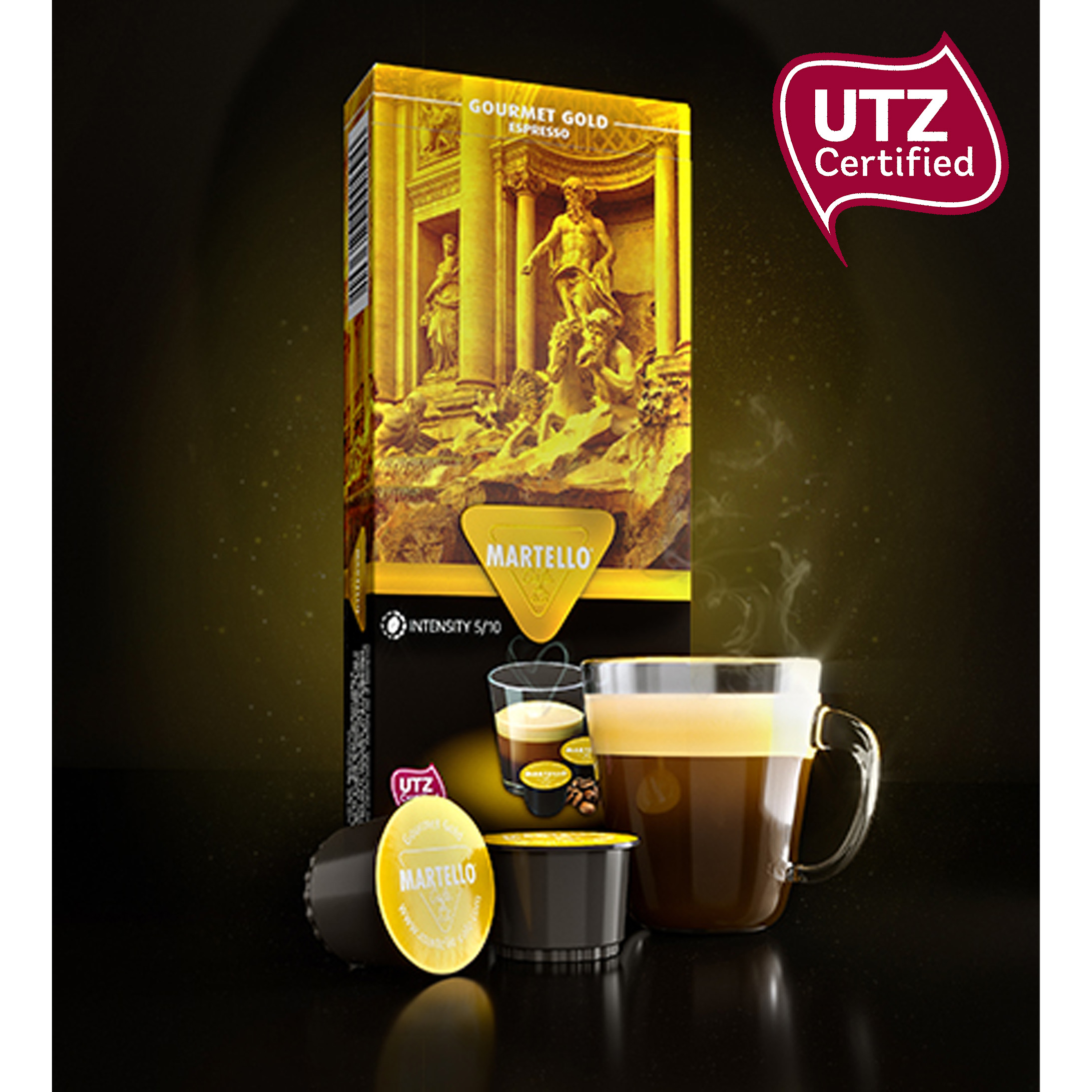 Kaffeekapseln in einer Goldbox, mit einer Tasse Kaffee, Goldfarben und Branding.