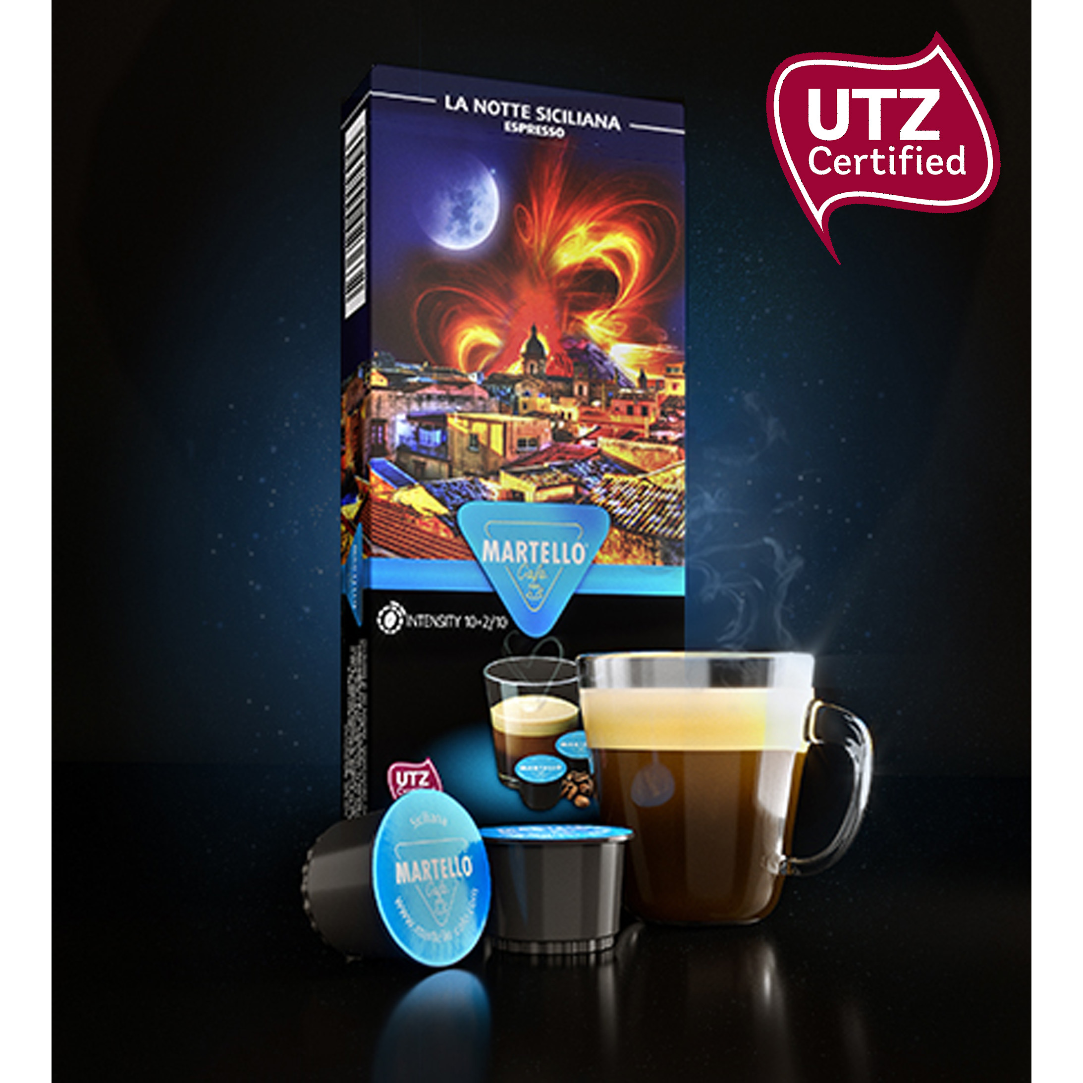 Scatola di capsule di caffè e una tazza di caffè con sfondo sfocato di una città notturna.