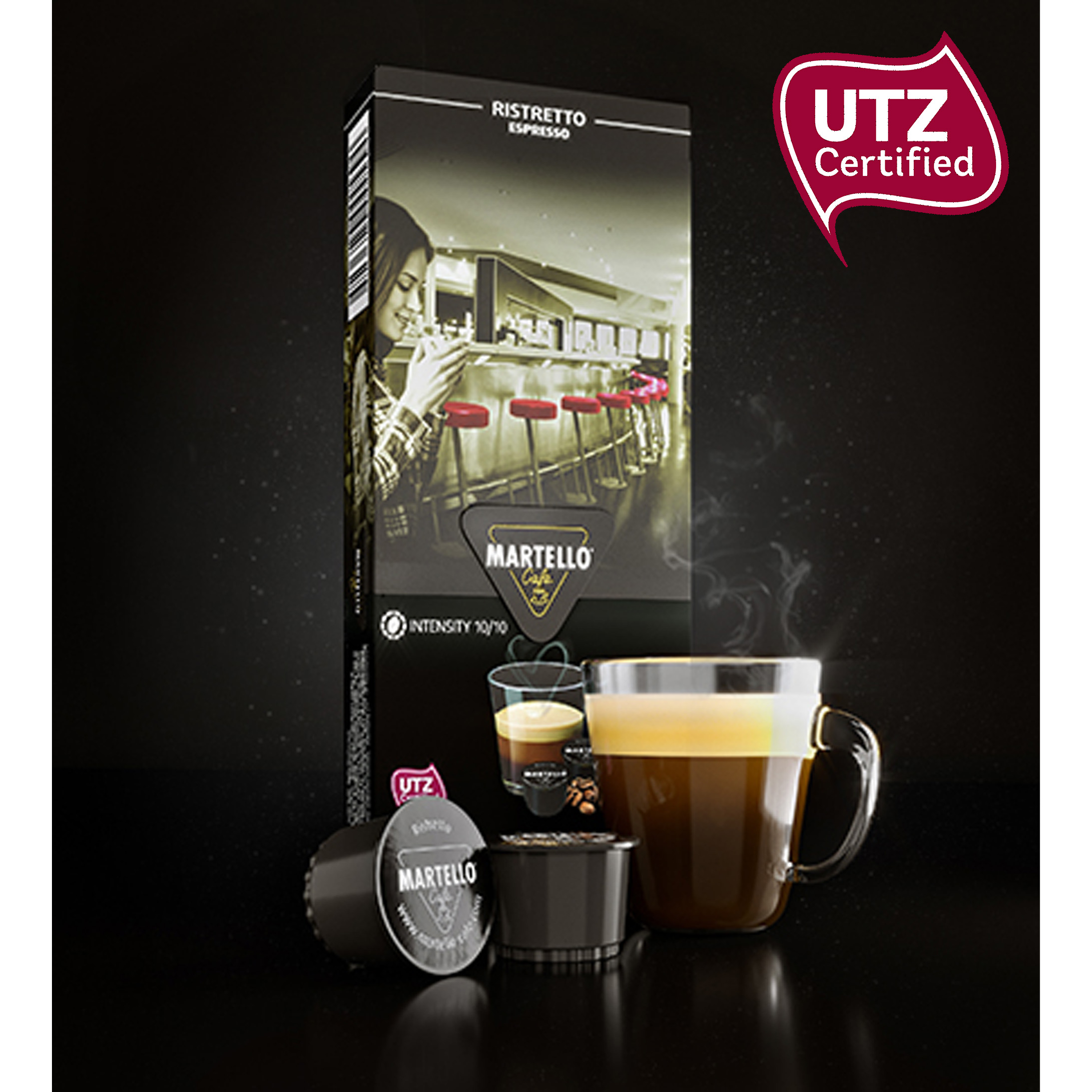 Kaffeetasse und Kapseln mit Frau im Café, UTZ-zertifiziert.