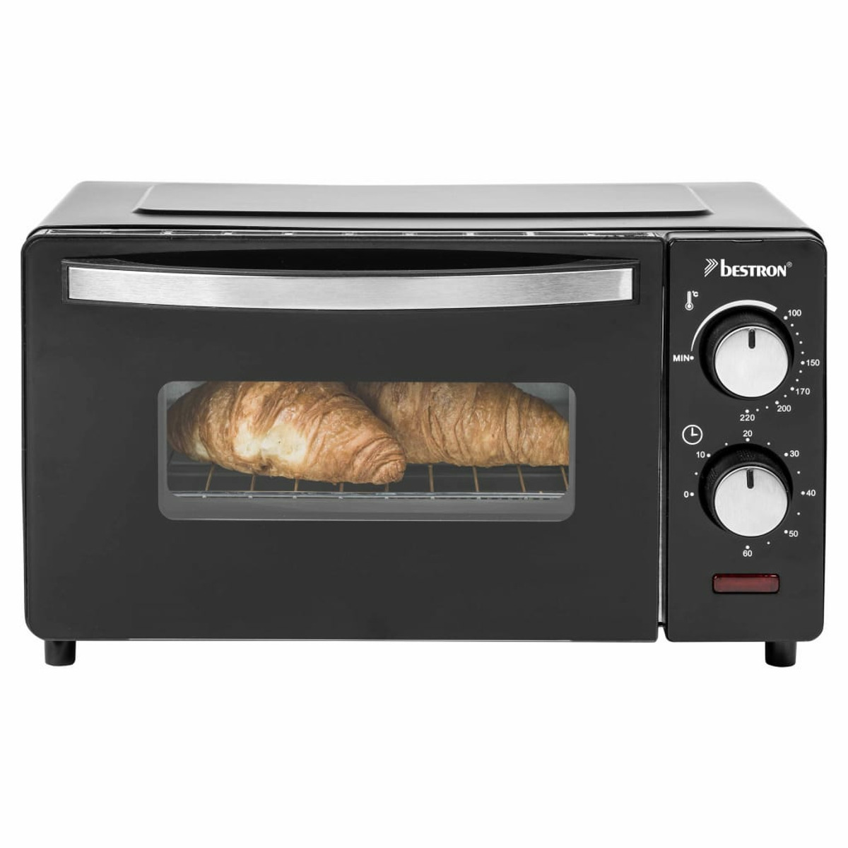 Czarny piekarnik z rogalikami w środku. Białe tło.