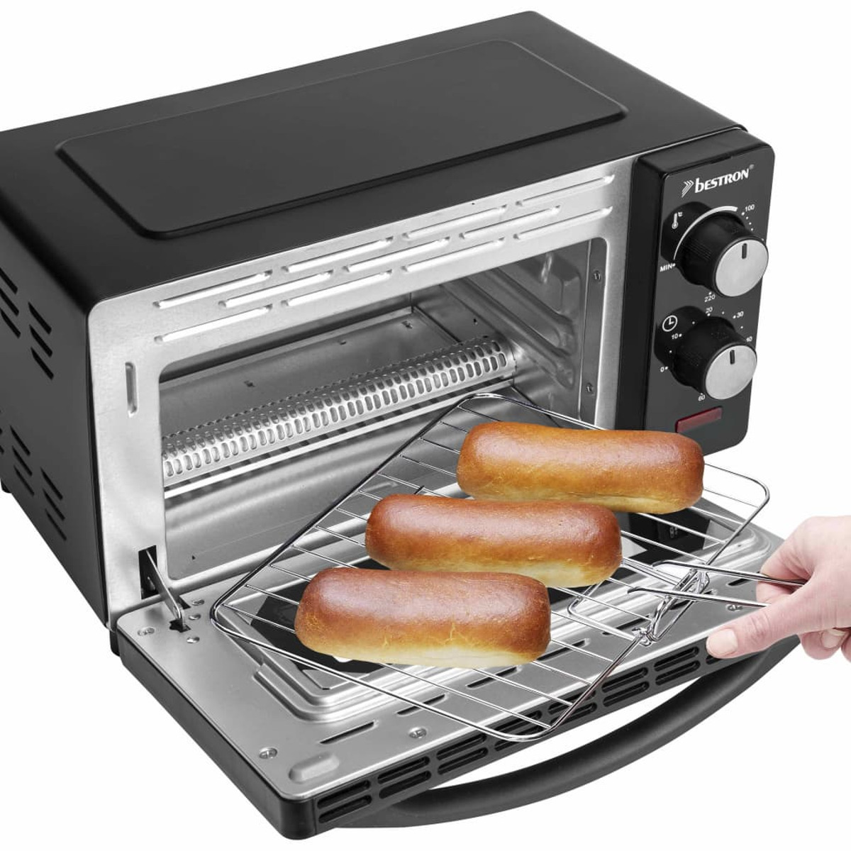 Czarny piekarnik z trzema brązowymi bułkami do hot dogów na ruszcie.