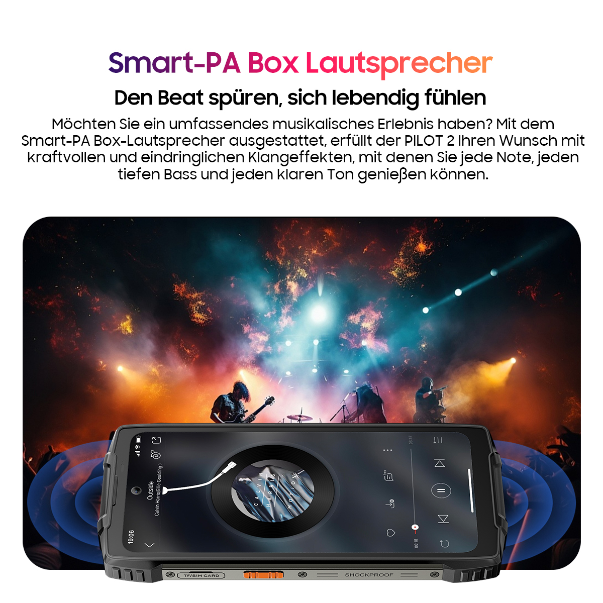Ein Telefon, das Musik anzeigt, mit einer Band, die auf der Bühne im Hintergrund auftritt, zur Werbung für Smart-PA Box Lautsprecher.