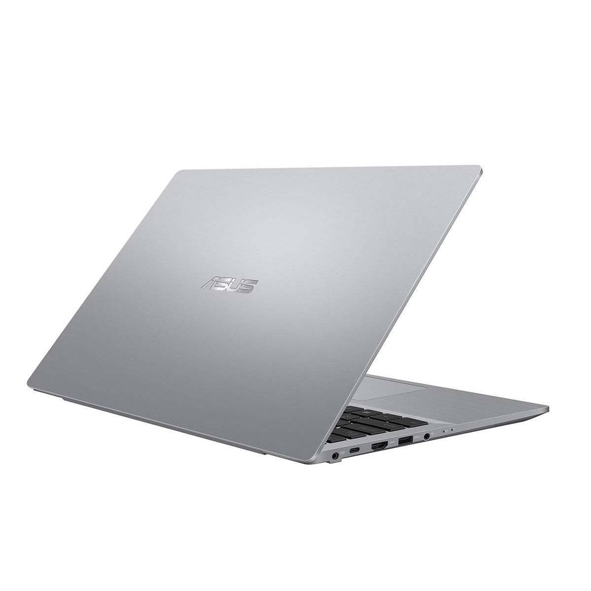 Laptop ASUS argentato chiuso, angolato. Logo sul coperchio, sfondo bianco.