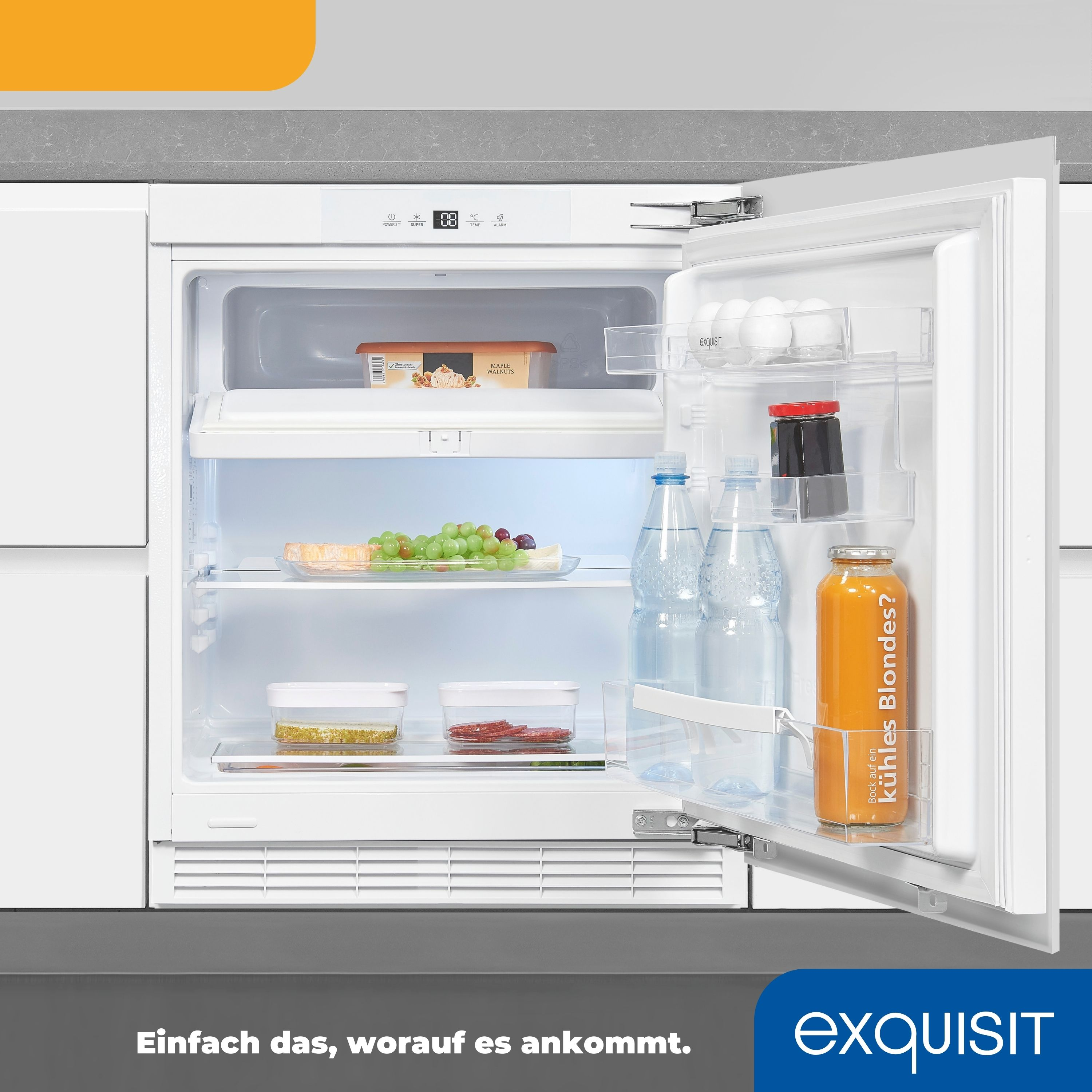 Offener weißer Kühlschrank mit Regalen voller Essen und Getränke. Weißer Hintergrund.