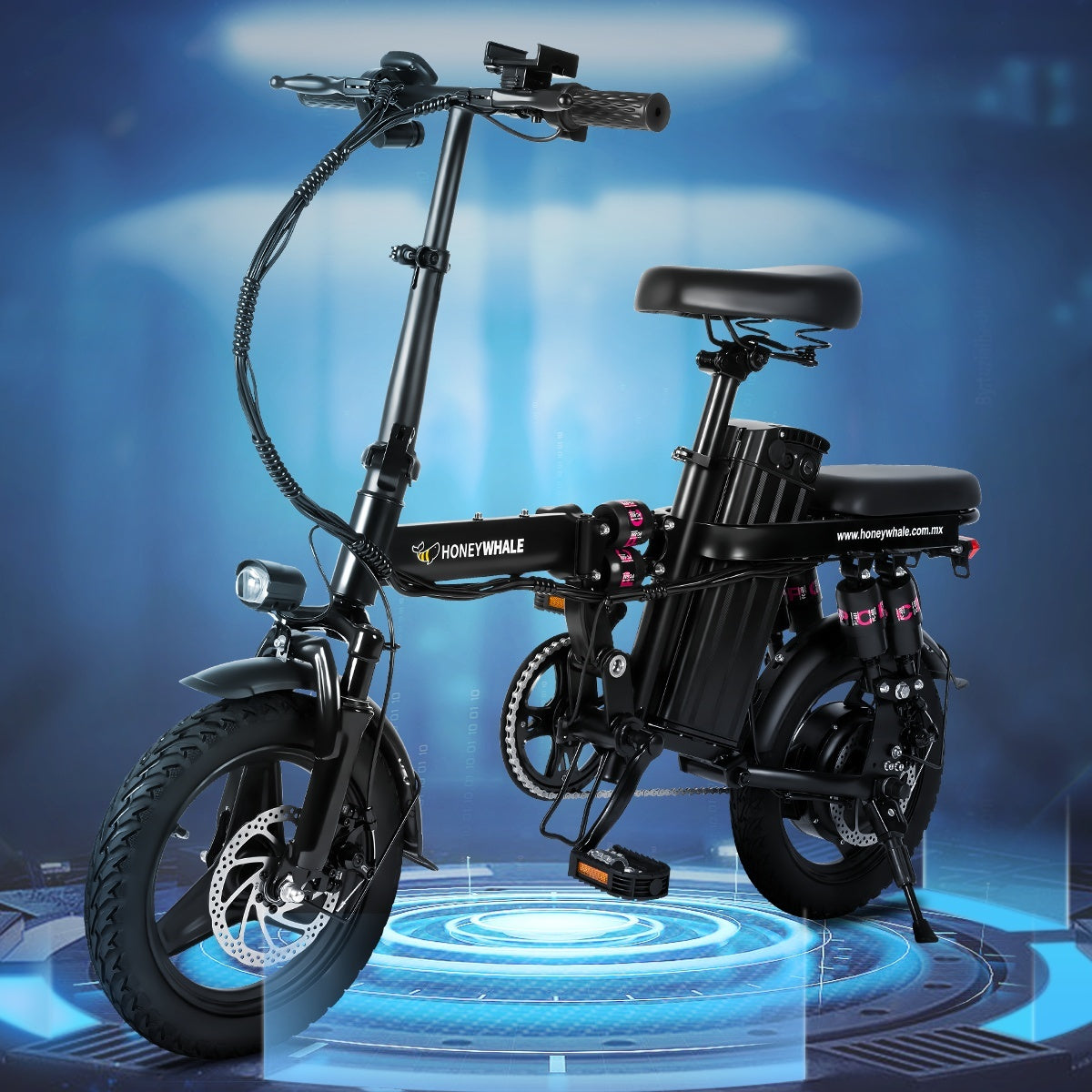E-bike pieghevole nero con faro e dettagli. Mostra la vista frontale.
