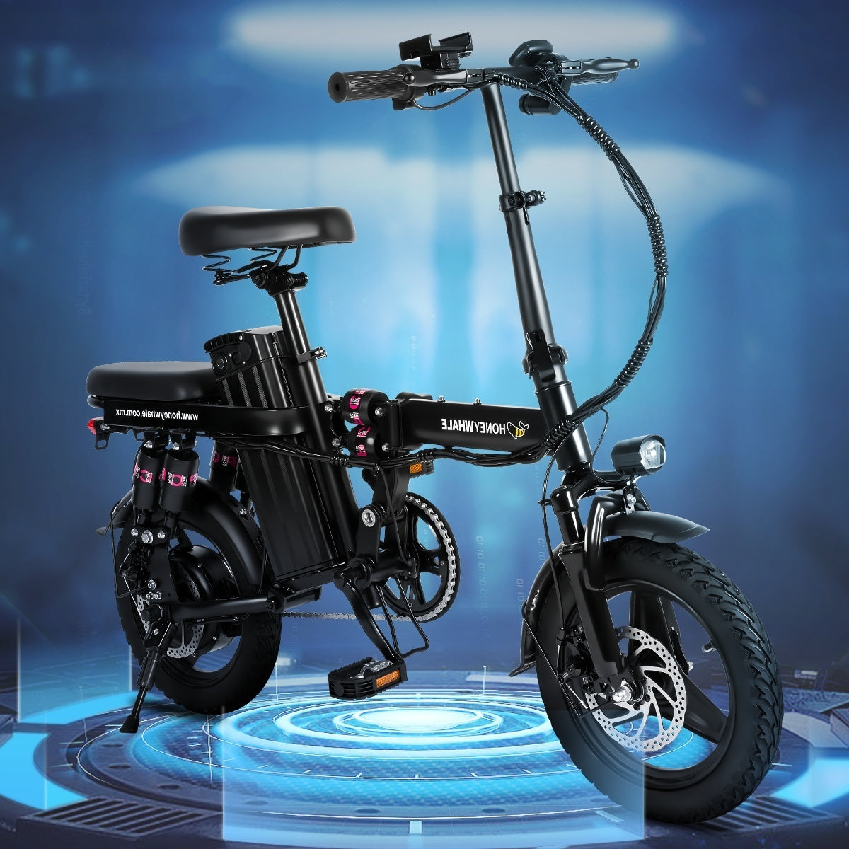 E-bike nera, con telaio nero, su sfondo blu sfumato.