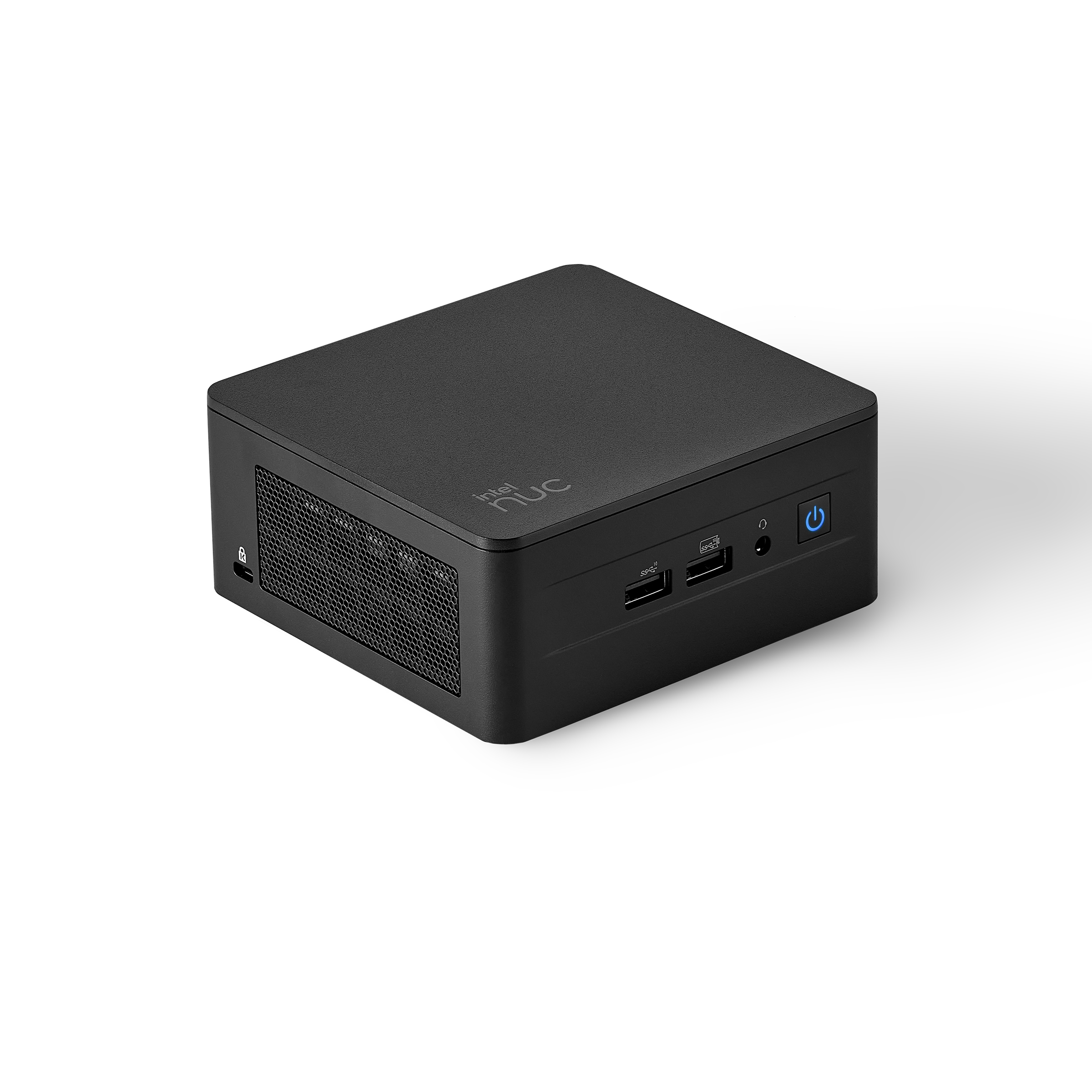 Czarny mini-komputer Intel NUC na białej powierzchni.