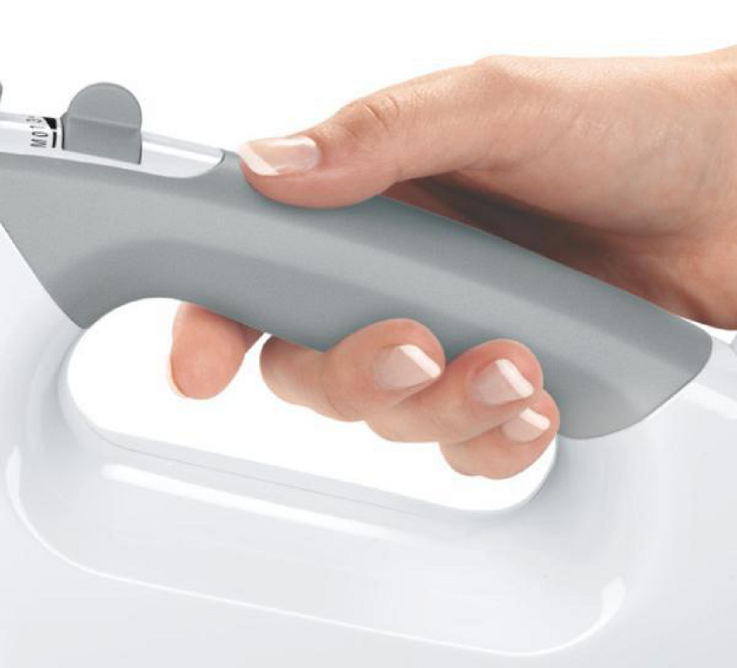 Eine Hand, die einen weißen und grauen Handmixer mit einem Drehregler für die Geschwindigkeit hält.