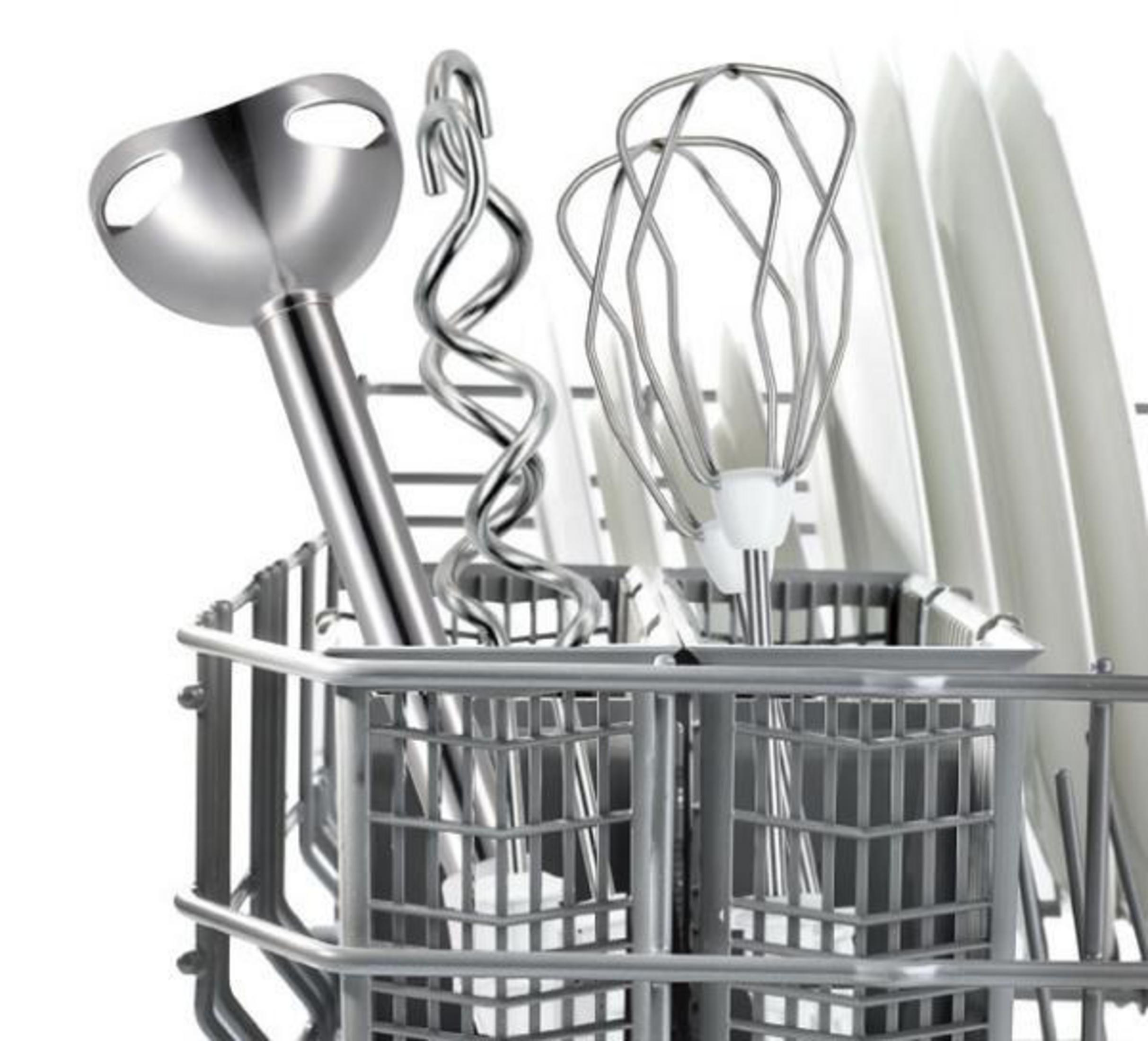 Küchenwerkzeuge, darunter ein Stabmixer, Schneebesenaufsätze und ein Spiralknetaufsatz, in einem Metallhalter.