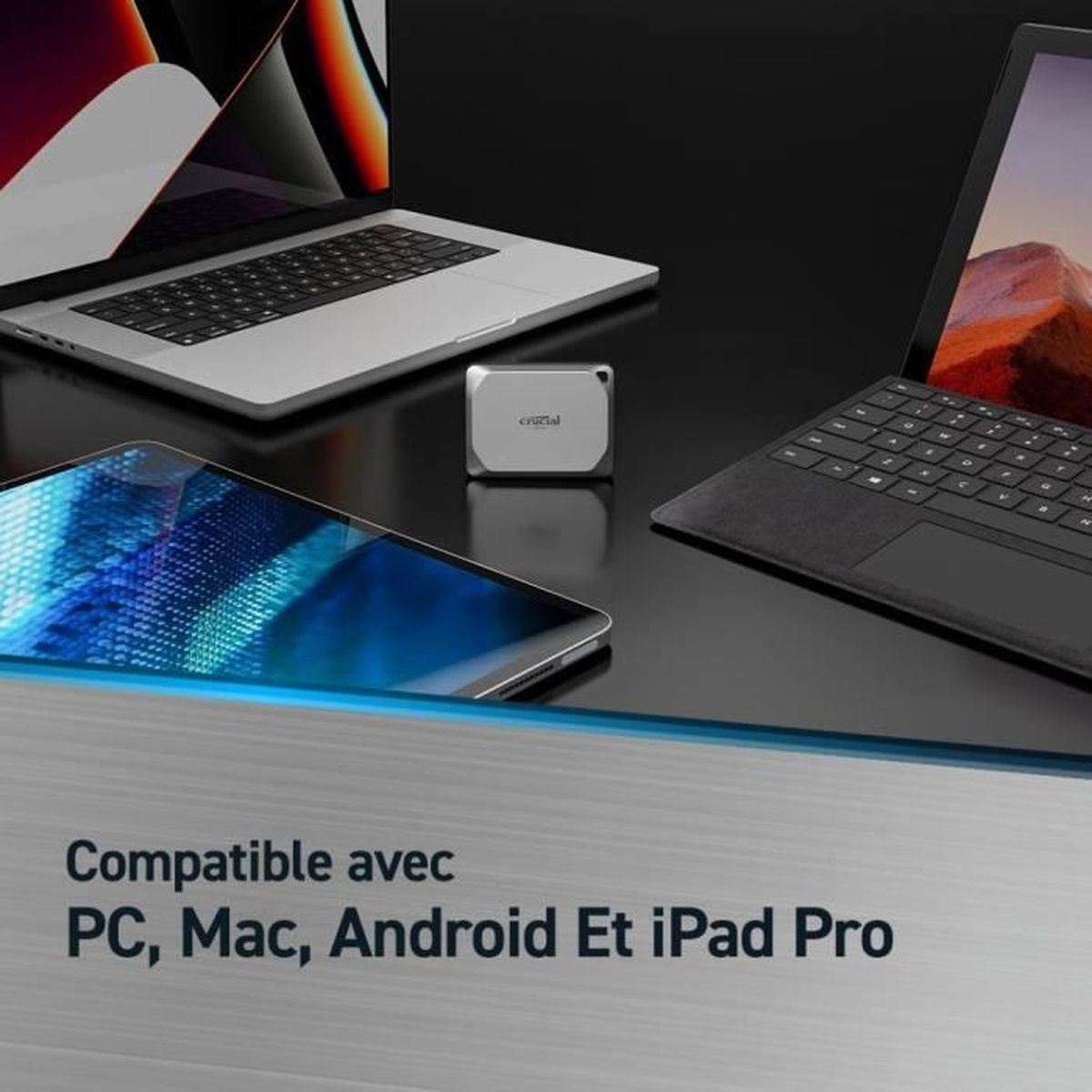 Laptopy, tablet i zewnętrzne urządzenie pamięci masowej. Tekst: PC, Mac, Android Et iPad Pro. Czarny stół.