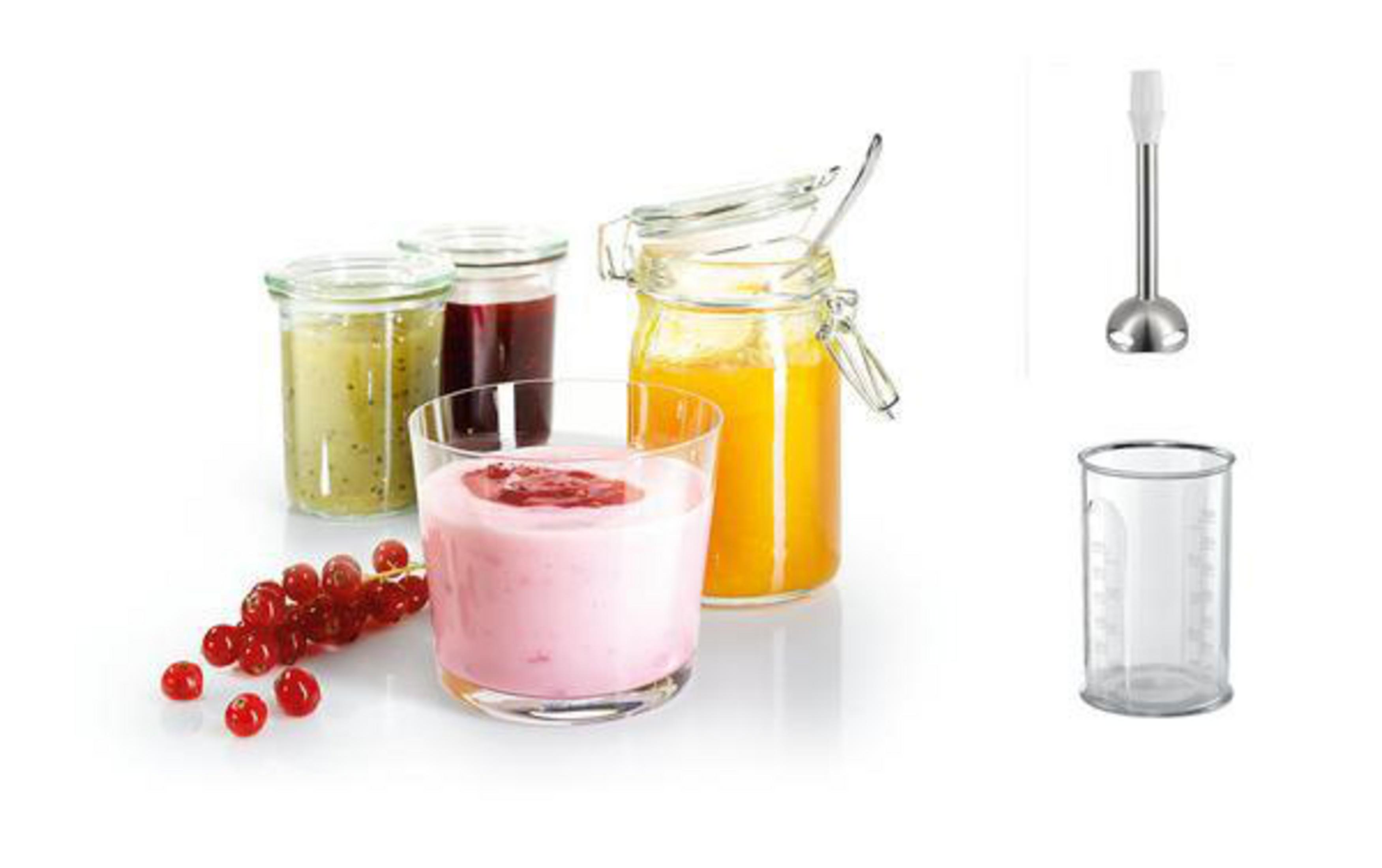 Gläser mit Marmeladen und ein Glas mit rosa Joghurt. Mixer und Mixbecher sind rechts.