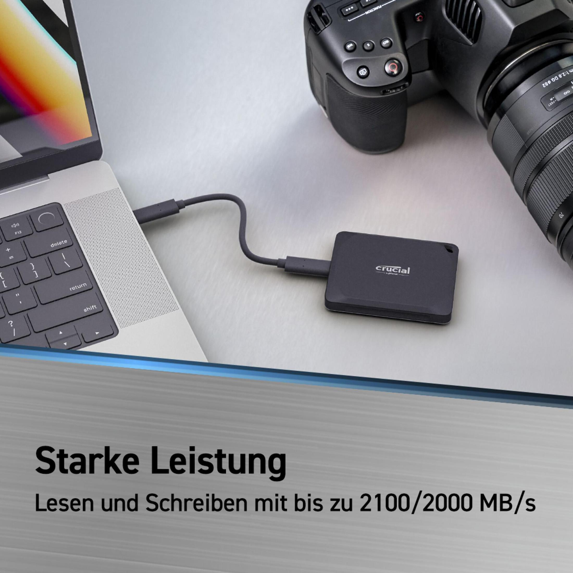 Czarny zewnętrzny dysk twardy podłączony do laptopa za pomocą kabla.