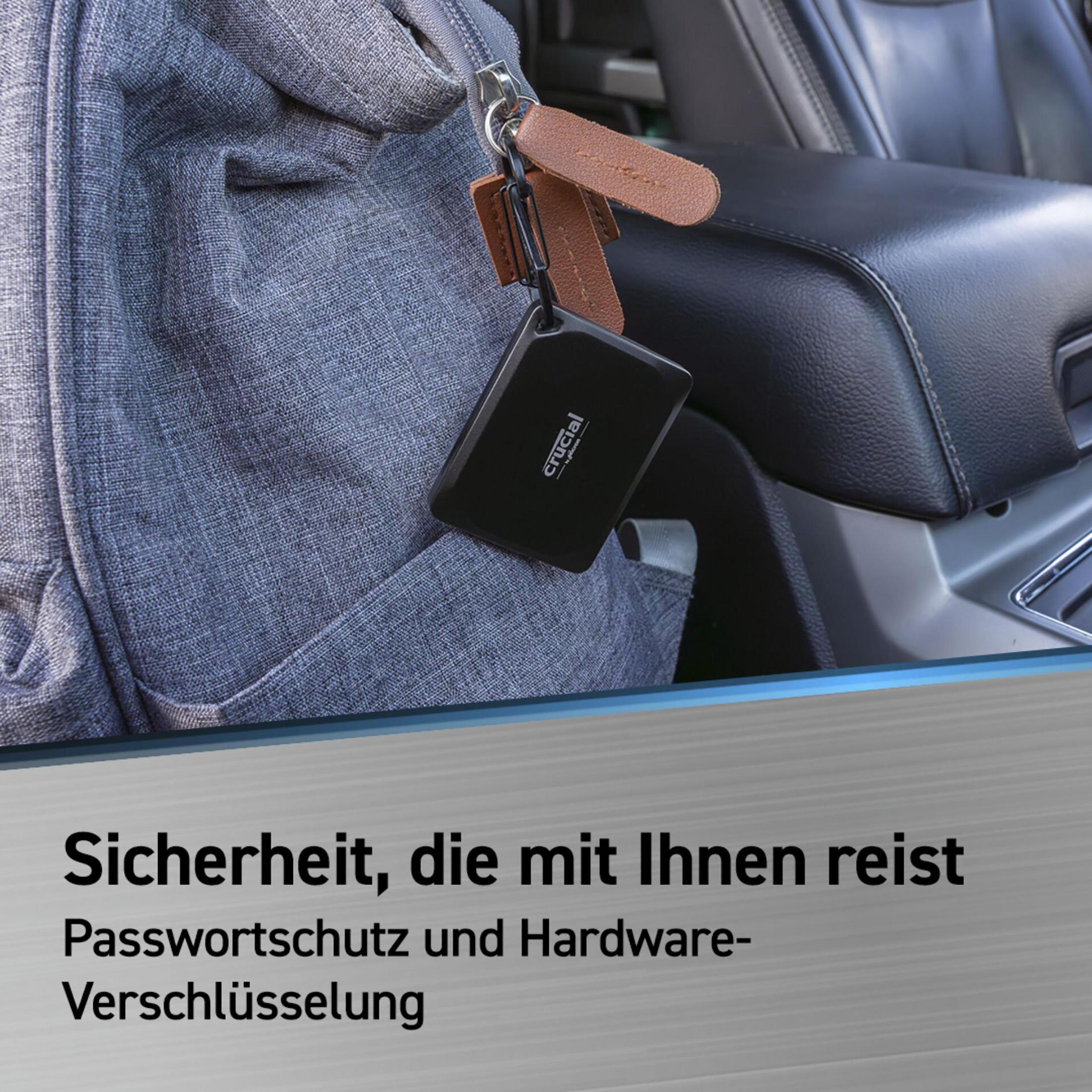 Dłoń trzyma czarny dysk Crucial na skórzanym pasku, w samochodzie.