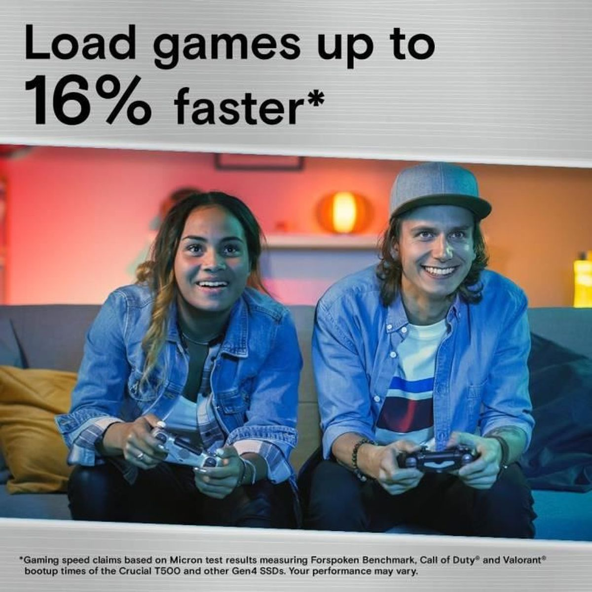 Dwie osoby grają w gry wideo, uśmiechając się, z tekstem o szybszym ładowaniu gier.