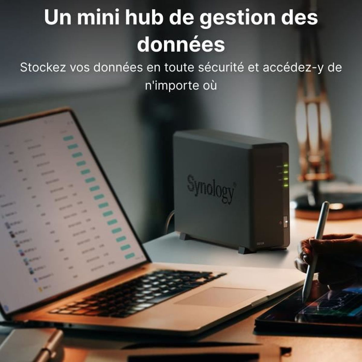 Laptop e un NAS Synology. Sovrapposizione di testo: Un mini hub de gestion des données.